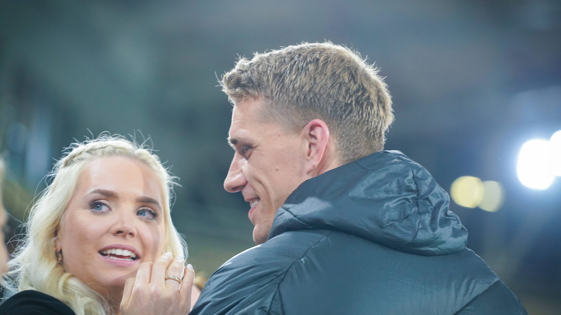 Carla und Nils Petersen: Das Paar im Mai 2023 bei seinem letzten Spiel für den SC Freiburg.