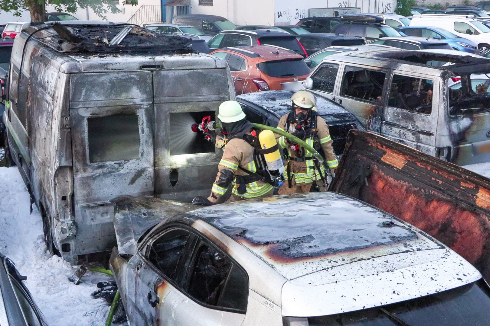 Ausgedehnter Brand auf Parkplatz: 10 Autos brannten, 16 weitere