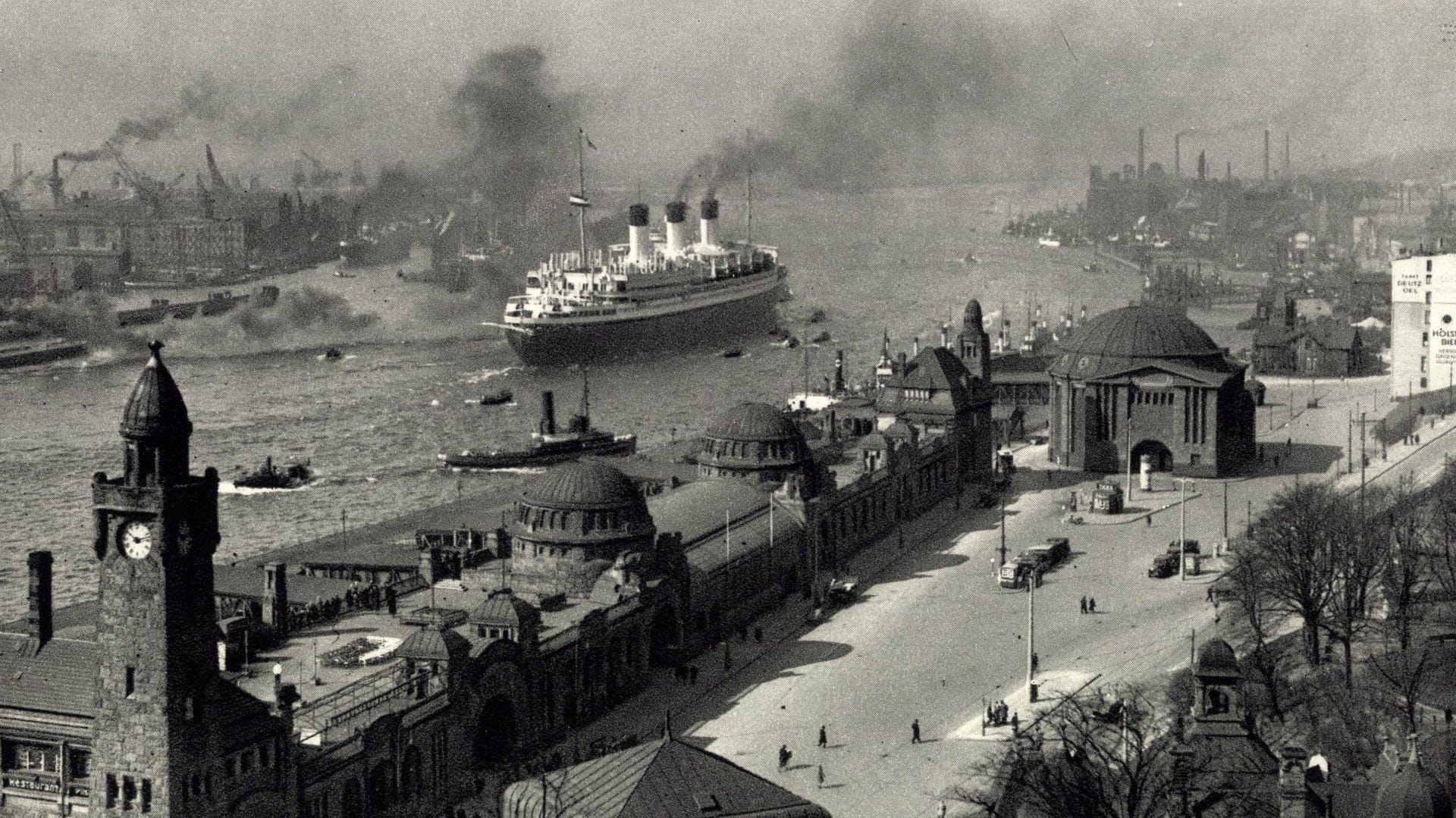 Die "Cap Arcona" bei einer Ausreise in Hamburg: Das ehemalige Kreuzfahrtschiff wurde in der Ostsee bombardiert. Die "Cap Arcona" bei einer Ausreise in Hamburg: Das ehemalige Kreuzfahrtschiff wurde in der Ostsee bombardiert.