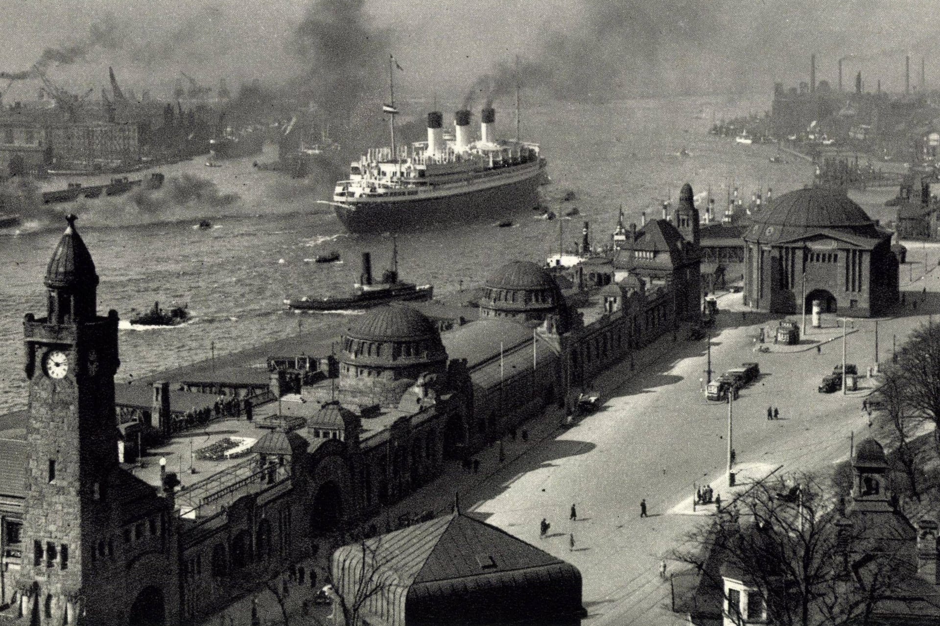Die "Cap Arcona" bei einer Ausreise in Hamburg: Das ehemalige Kreuzfahrtschiff wurde in der Ostsee bombardiert.