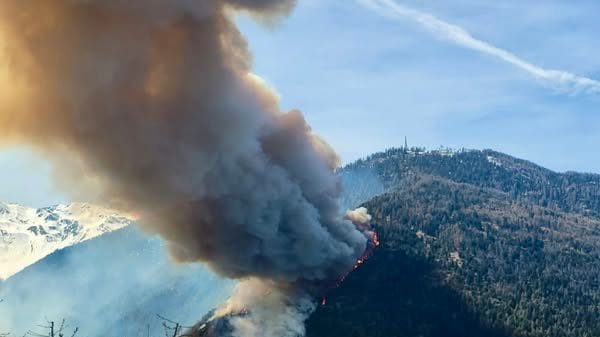Flammen am Stilfersjoch in Südtirol: Seit Dienstagnachmittag bekämpfen die Feuerwehrleute den Brand.