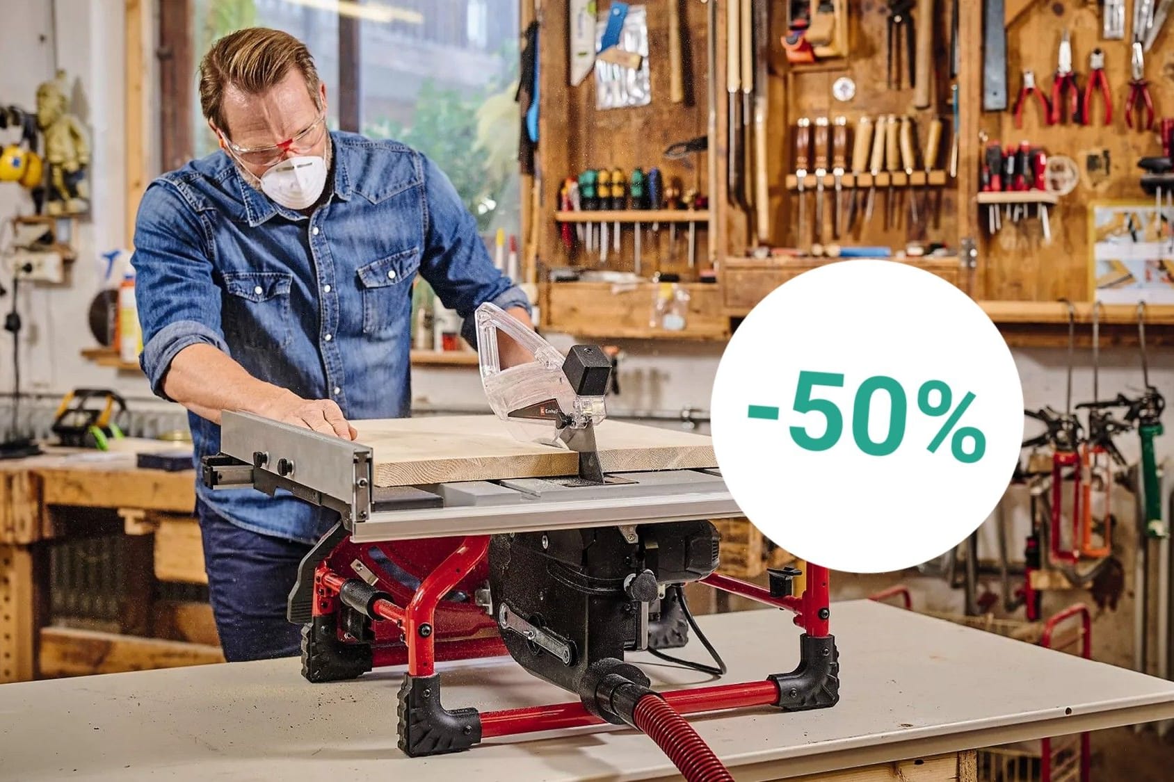 Mit einer Tischkreissäge gelingen Holzschnitte einfach und präzise. Toom Baumarkt hat heute ein Einhell-Modell zum Rekordpreis im Angebot.