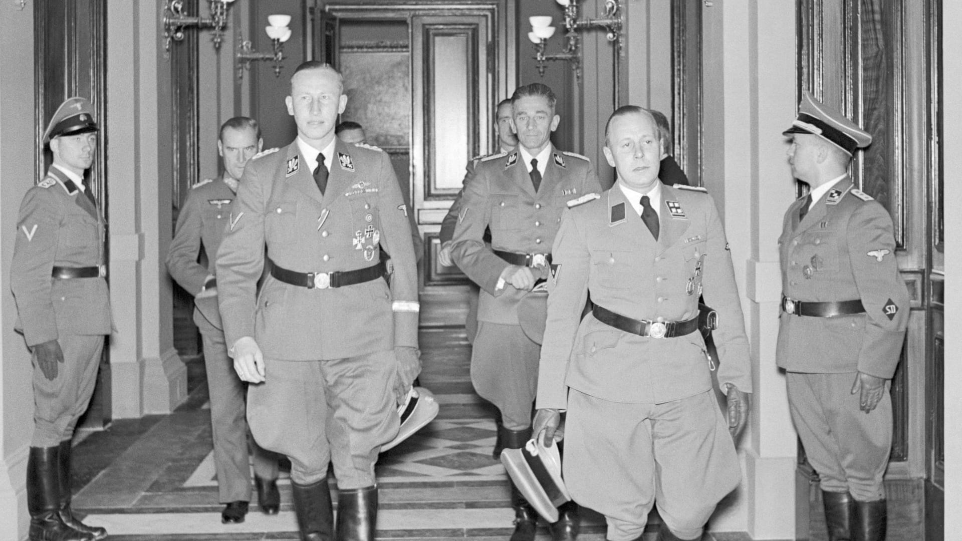 Reinhard Heydrich und Bruno Streckenbach 1941: Heydrich starb ein Jahr später an den Folgen eines Attentats.