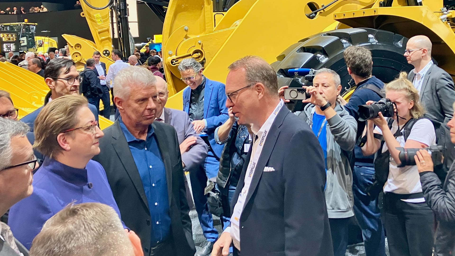 Bayerns Staatskanzleichef Florian Herrmann (CSU) und Oberbürgermeister Dieter Reiter (SPD) am Stand von Zeppelin.