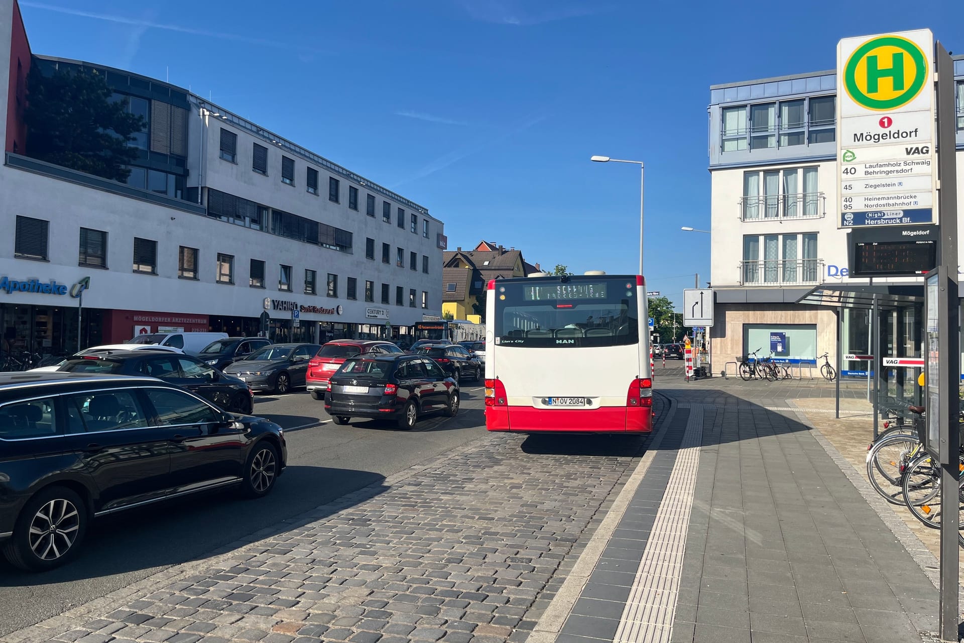 Stau am Mögeldorfer Plärrer: Weil der Verkehr auf der Laufamholzstraße nur einspurig fließt, stehen auch Busse im Stau.