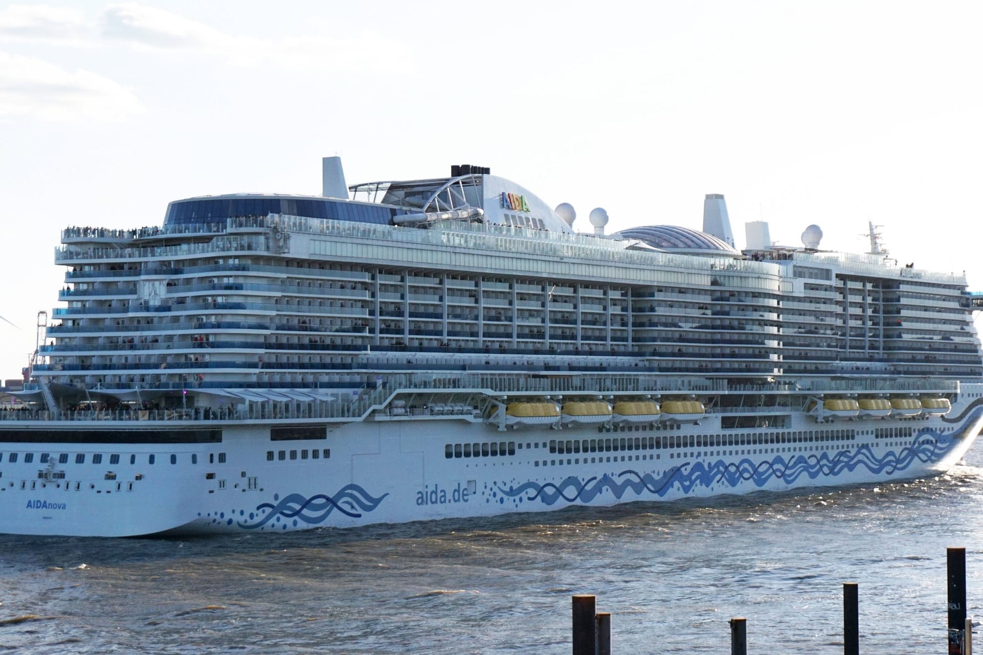 Die "Aida Nova" im Hamburger Hafen: Das Kreuzfahrtschiff kehrt erst im Spätherbst in die Hansestadt zurück. Die "Aida Nova" im Hamburger Hafen: Das Kreuzfahrtschiff kehrt erst im Spätherbst in die Hansestadt zurück.