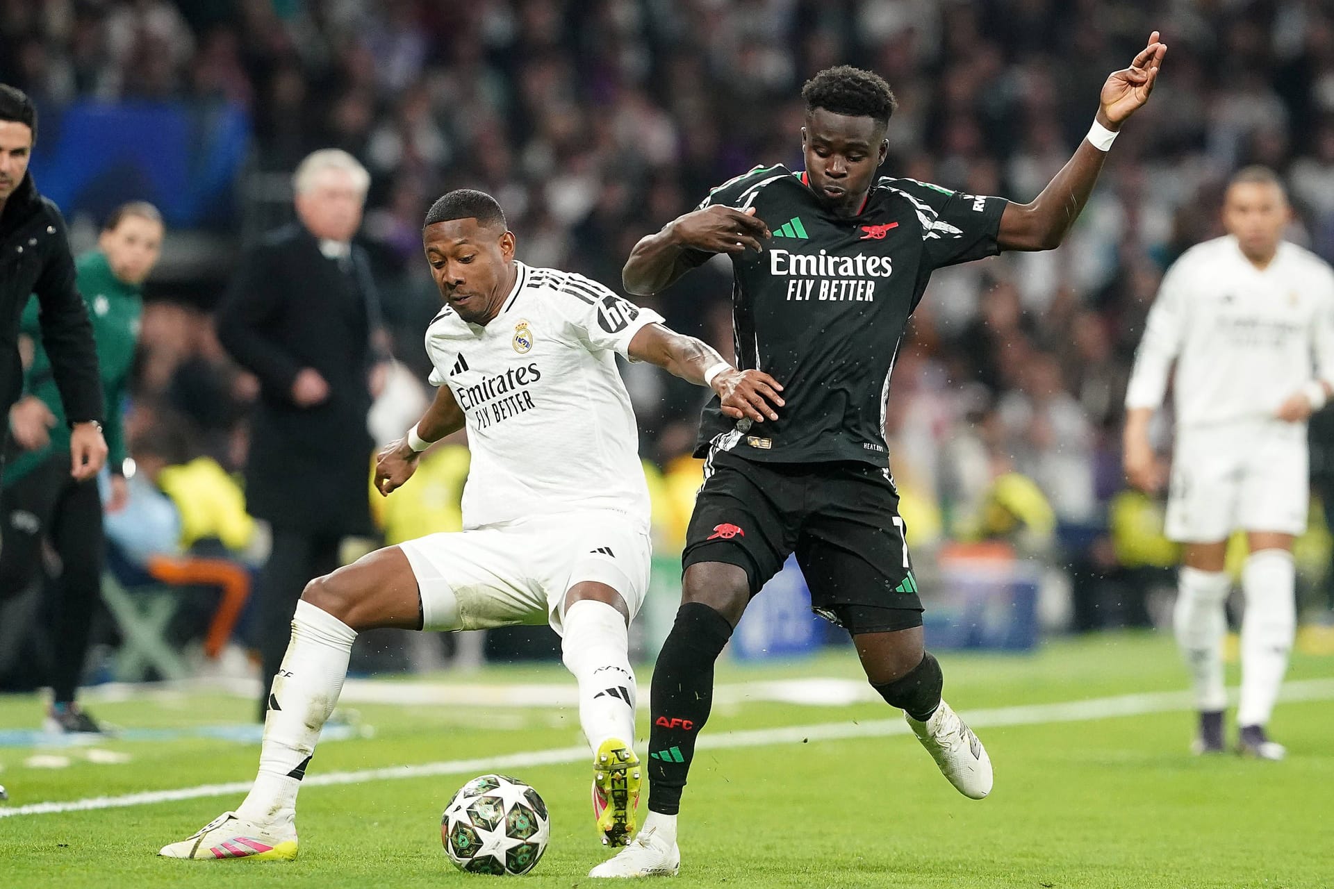 David Alaba (links) im Duell mit Bukayo Saka: Trotz der besseren Platzierung in der Ligaphase musste der FC Arsenal im Rückspiel bei Real Madrid antreten.
