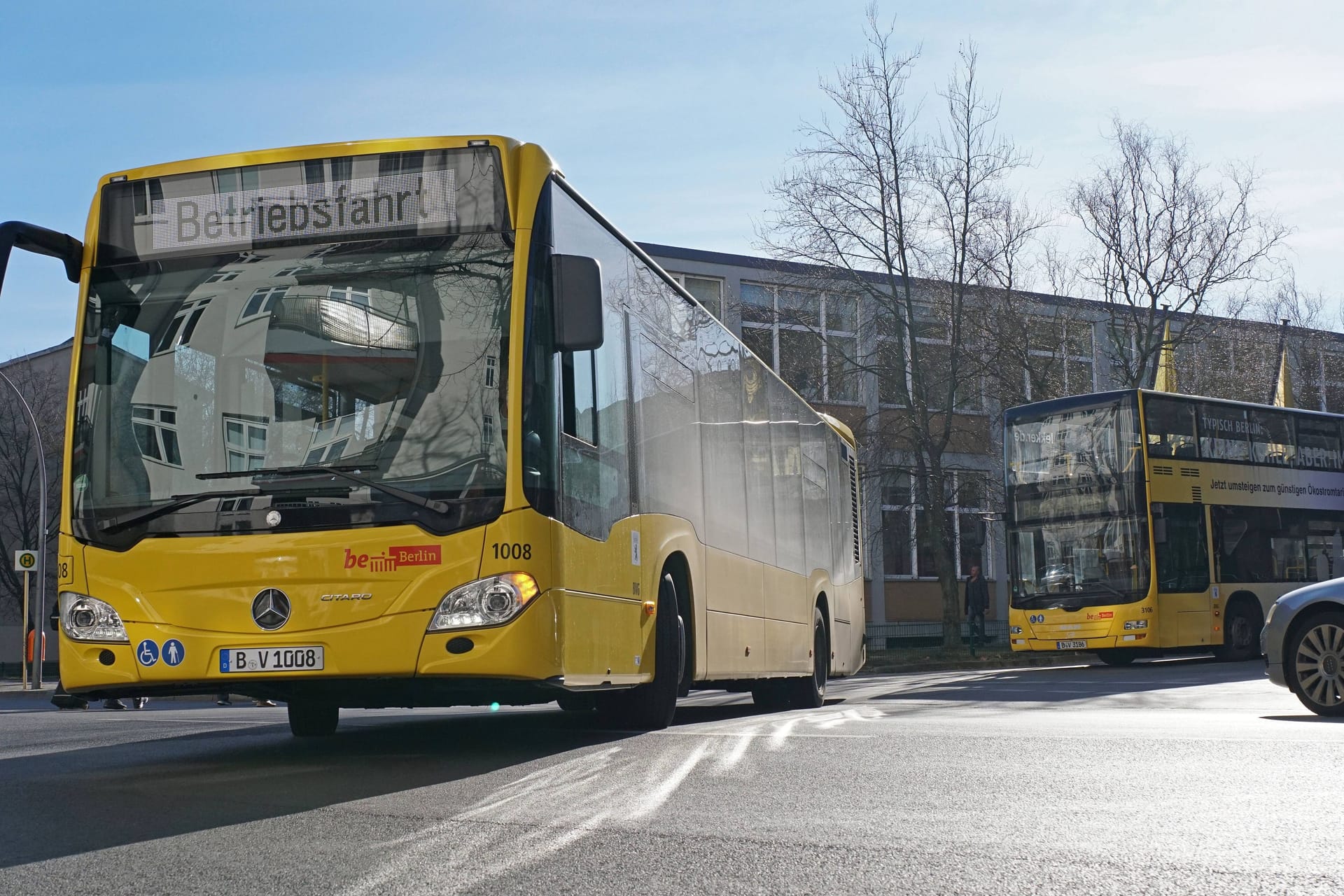 Bus der BVG (Archivbild): Die Linie soll unter anderem das neue Maximilian Quartier besser anbinden.