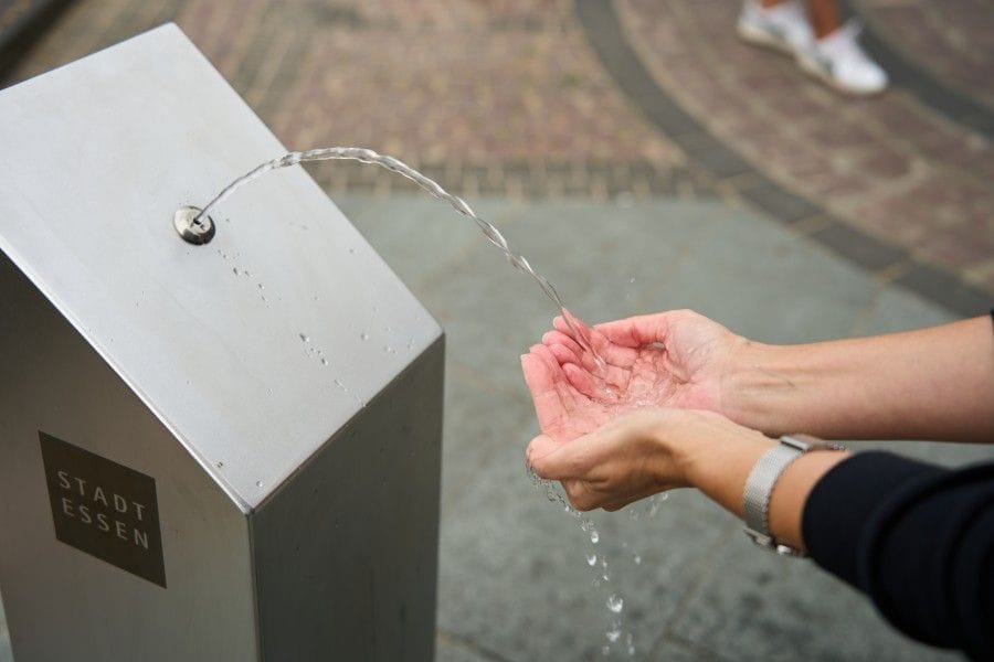 Ein Trinkwasserbrunnen am Essener Kennedyplatz (Symbolbild): Vier dieser Installationen sind ab sofort wieder in Betrieb. Weitere sollen bald folgen.