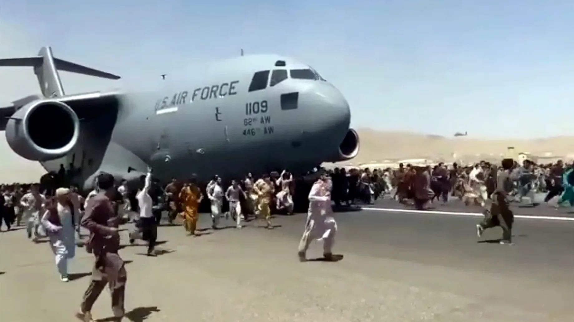 Panische Afghanen versuchen nach der Machtübernahme der Taliban im August 2021, ein US-Flugzeug in Kabul zu erklimmen.