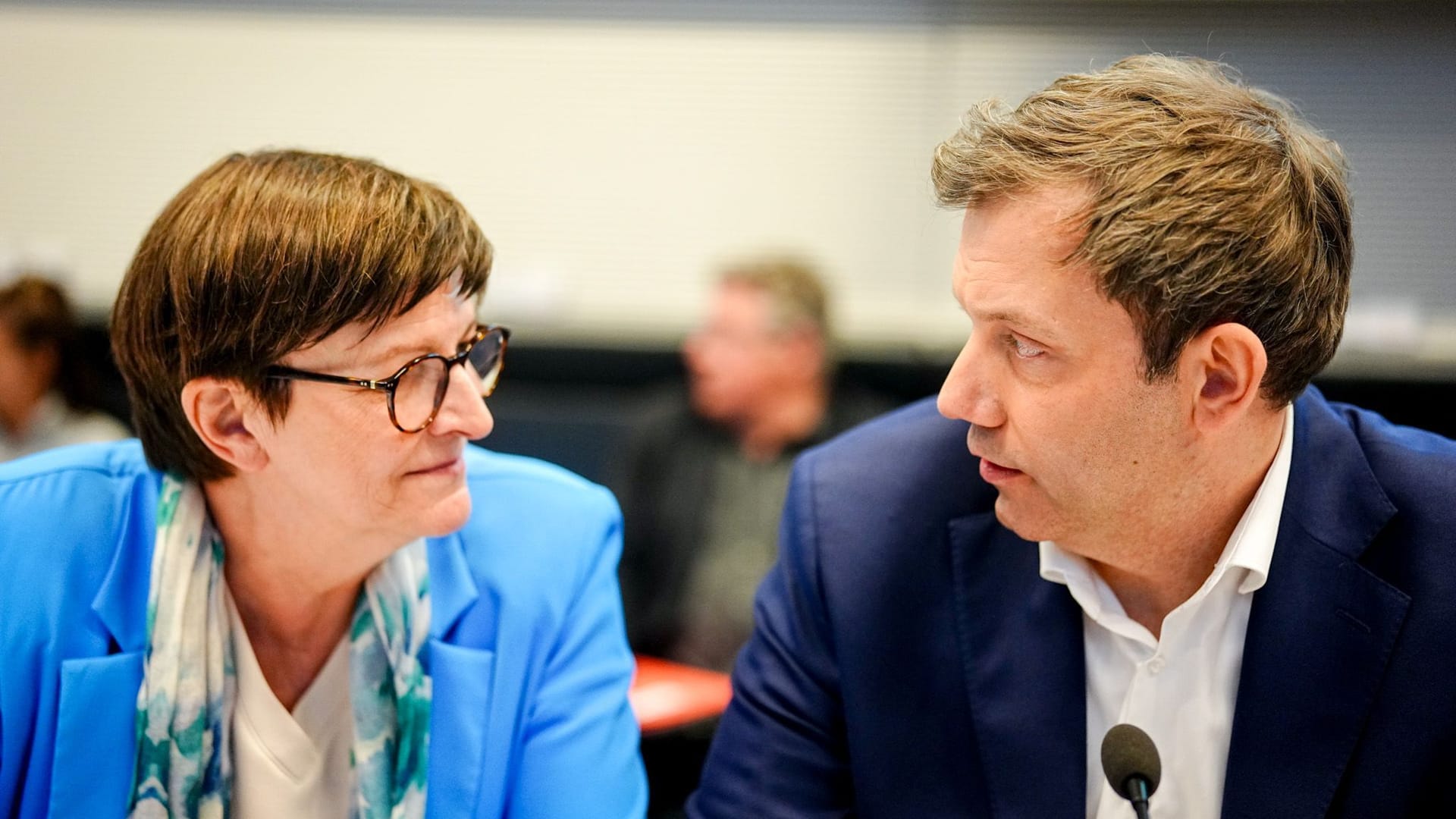 Lars Klingbeil und Saskia Esken (Archivbild): Der SPD-Chef verteidigt seine Co-Vorsitzende.