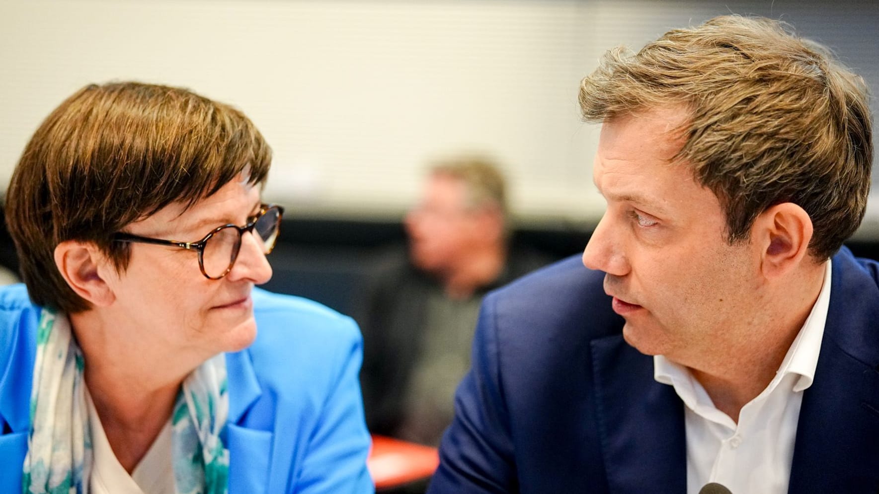 Lars Klingbeil und Saskia Esken (Archivbild): Der SPD-Chef verteidigt seine Co-Vorsitzende.
