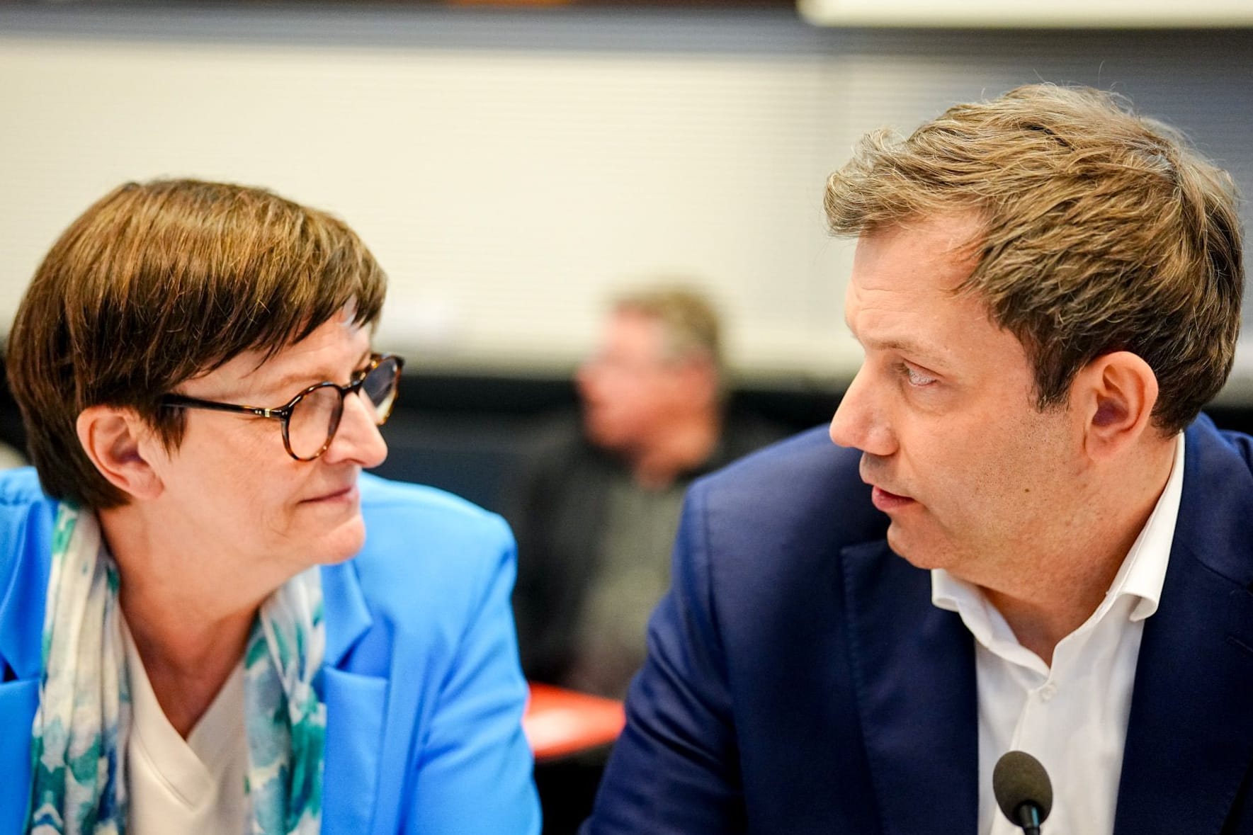 Lars Klingbeil und Saskia Esken (Archivbild): Der SPD-Chef verteidigt seine Co-Vorsitzende.