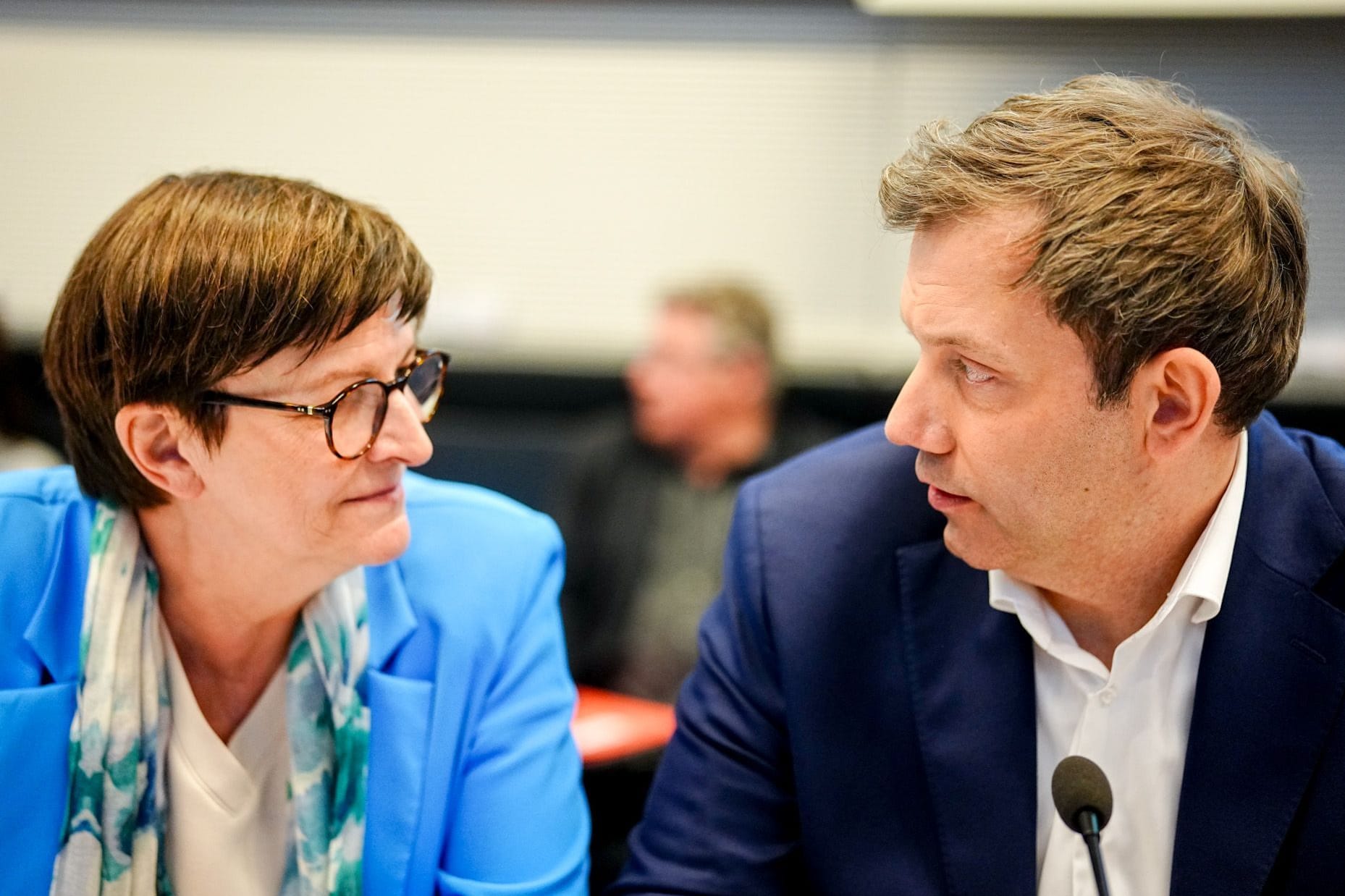 Lars Klingbeil und Saskia Esken (Archivbild): Der SPD-Chef verteidigt seine Co-Vorsitzende.
