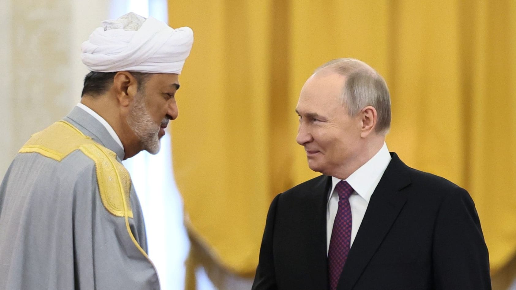 Haitham bin Tariq bin Taymur al-Sa'id, der Sultan des Oman (links), besucht den russischen Präsidenten Wladimir Putin: Eigentlich wollte der Sultan Putin ein besonderes Geschenk überreichen. Haitham bin Tariq bin Taymur al-Sa'id, der Sultan des Oman (links), besucht den russischen Präsidenten Wladimir Putin: Eigentlich wollte der Sultan Putin ein besonderes Geschenk überreichen.