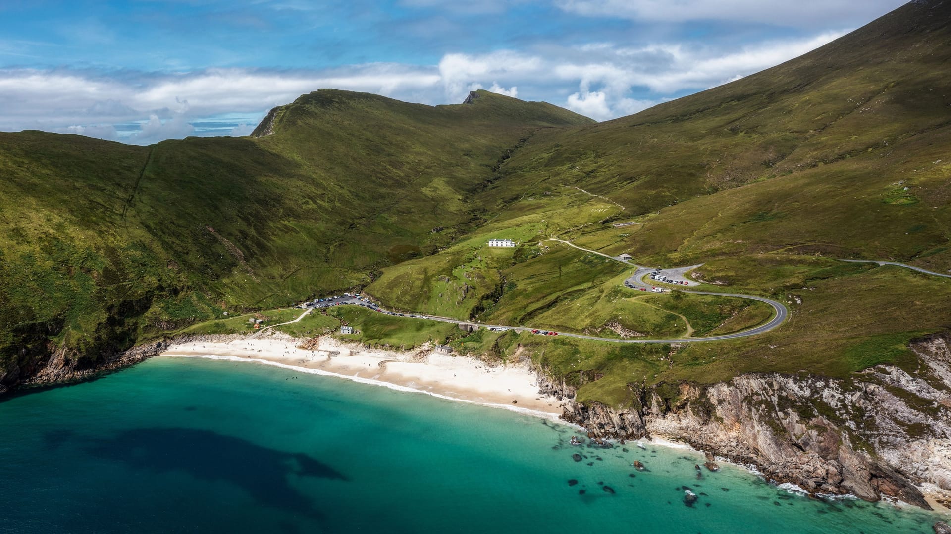 Eine Serpentinenstraße führt zum Strand: Keem Bay gehört zur Insel Achill Island vor der Westküste Irlands.