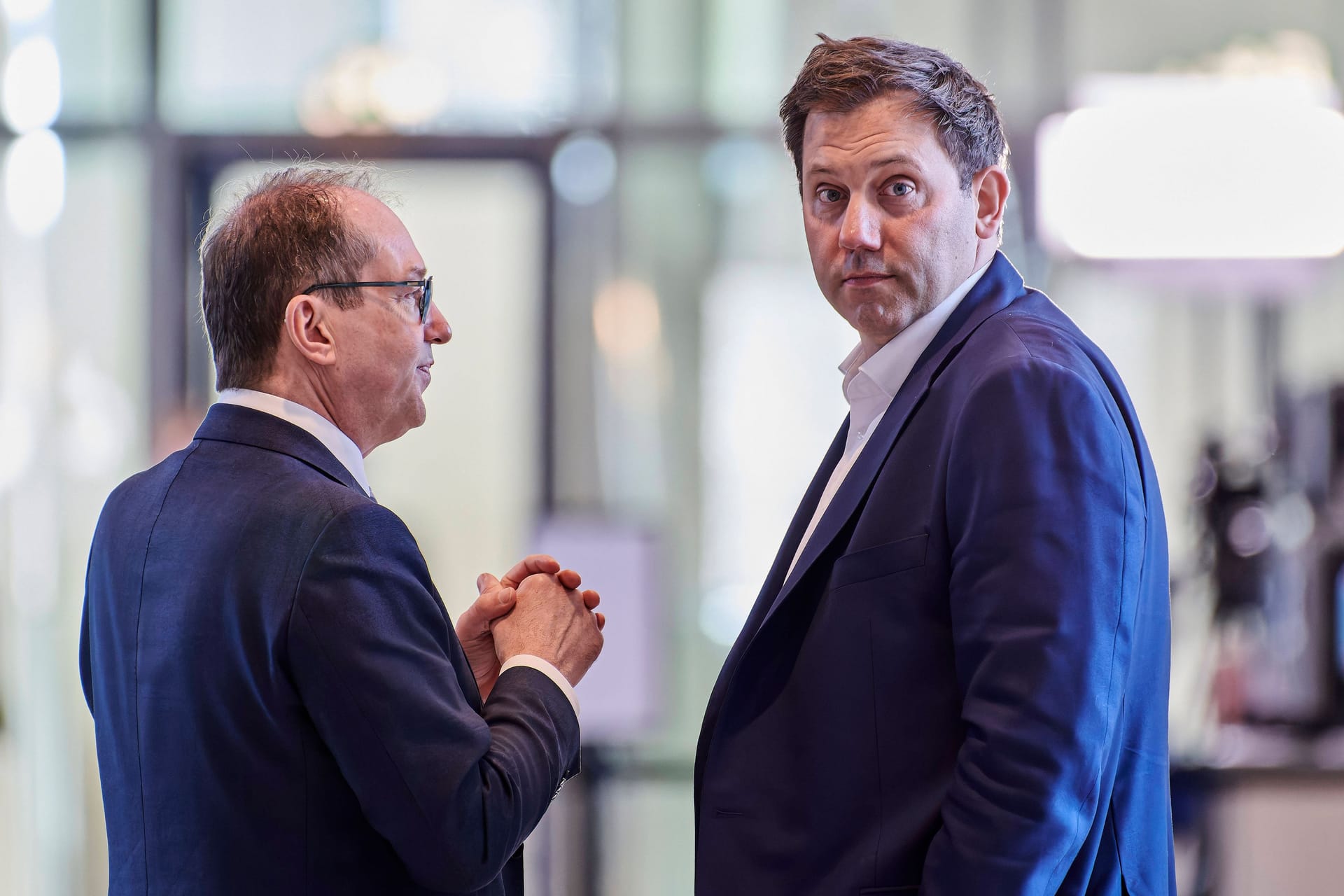 CSU-Landesgruppenchef Alexander Dobrindt (l.) und SPD-Parteivorsitzender Lars Klingbeil: Am Sonntag war offiziell Gesprächspause, am Montag soll es in den Endspurt gehen.