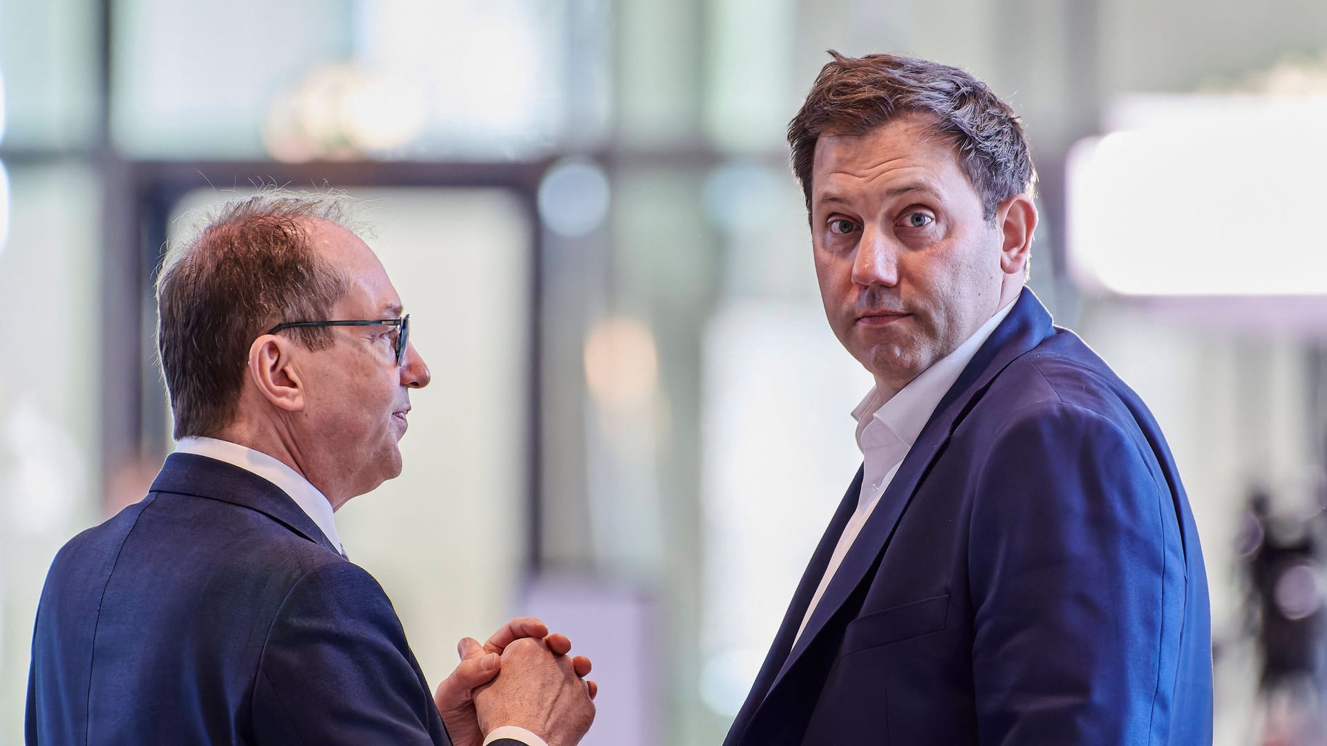 CSU-Landesgruppenchef Alexander Dobrindt (l.) und SPD-Parteivorsitzender Lars Klingbeil: Am Sonntag war offiziell Gesprächspause, am Montag soll es in den Endspurt gehen.
