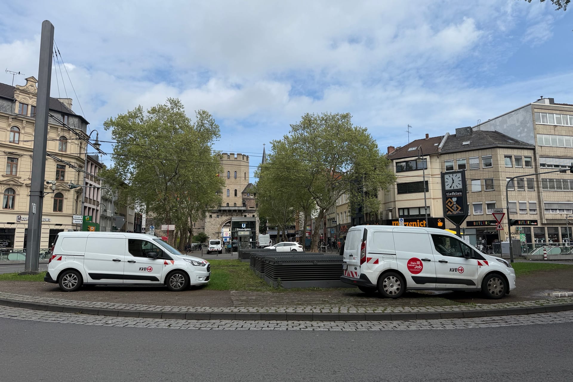 Der Kreisverkehr am Chlodwigplatz in Köln: Häufig parken dort Einsatzfahrzeuge der KVB. Die Grünen wollen das ändern.