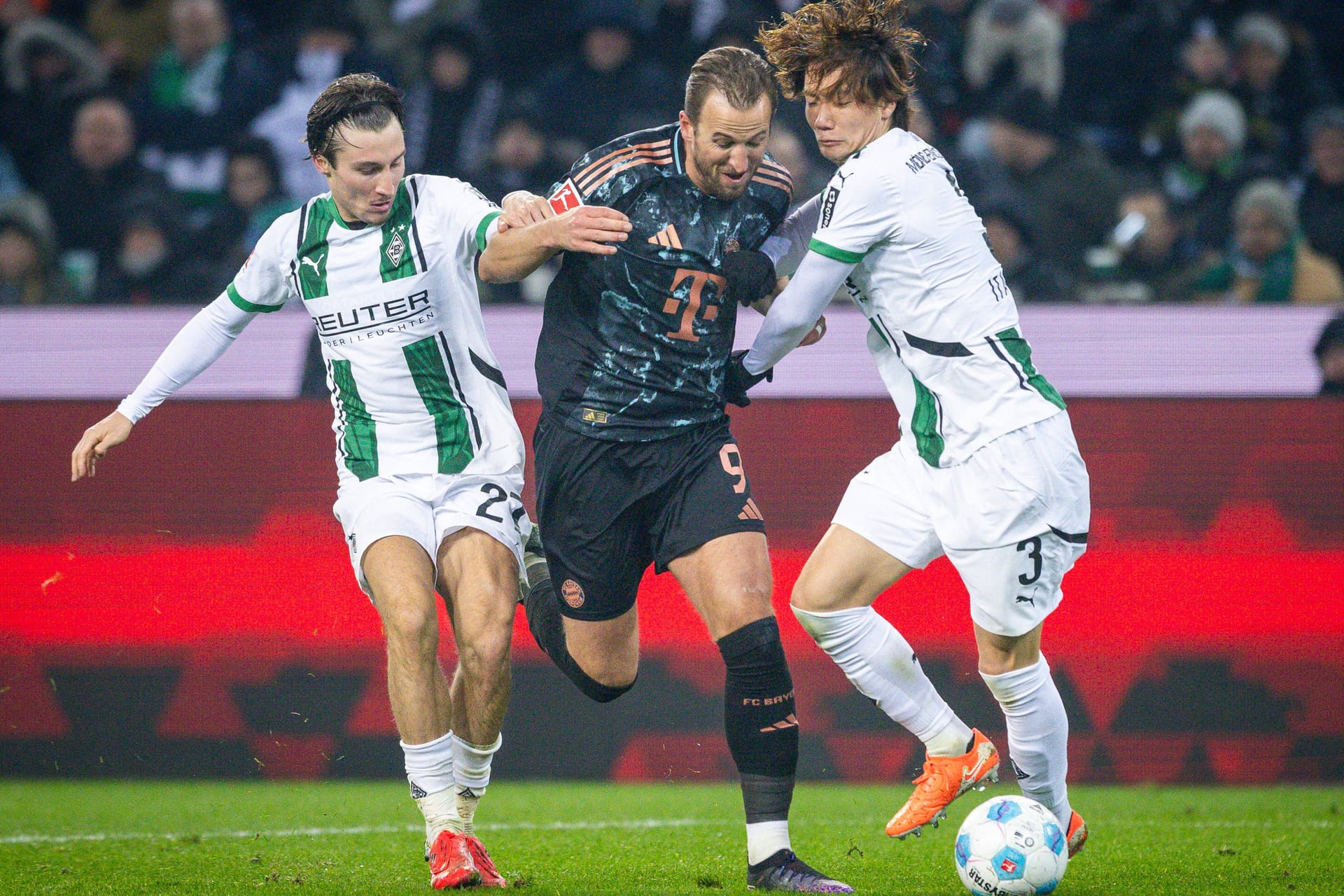 Kommende Saison im selben Team? Gladbachs Itakura (r.) im Zweikampf mit Bayern-Torjäger Harry Kane.