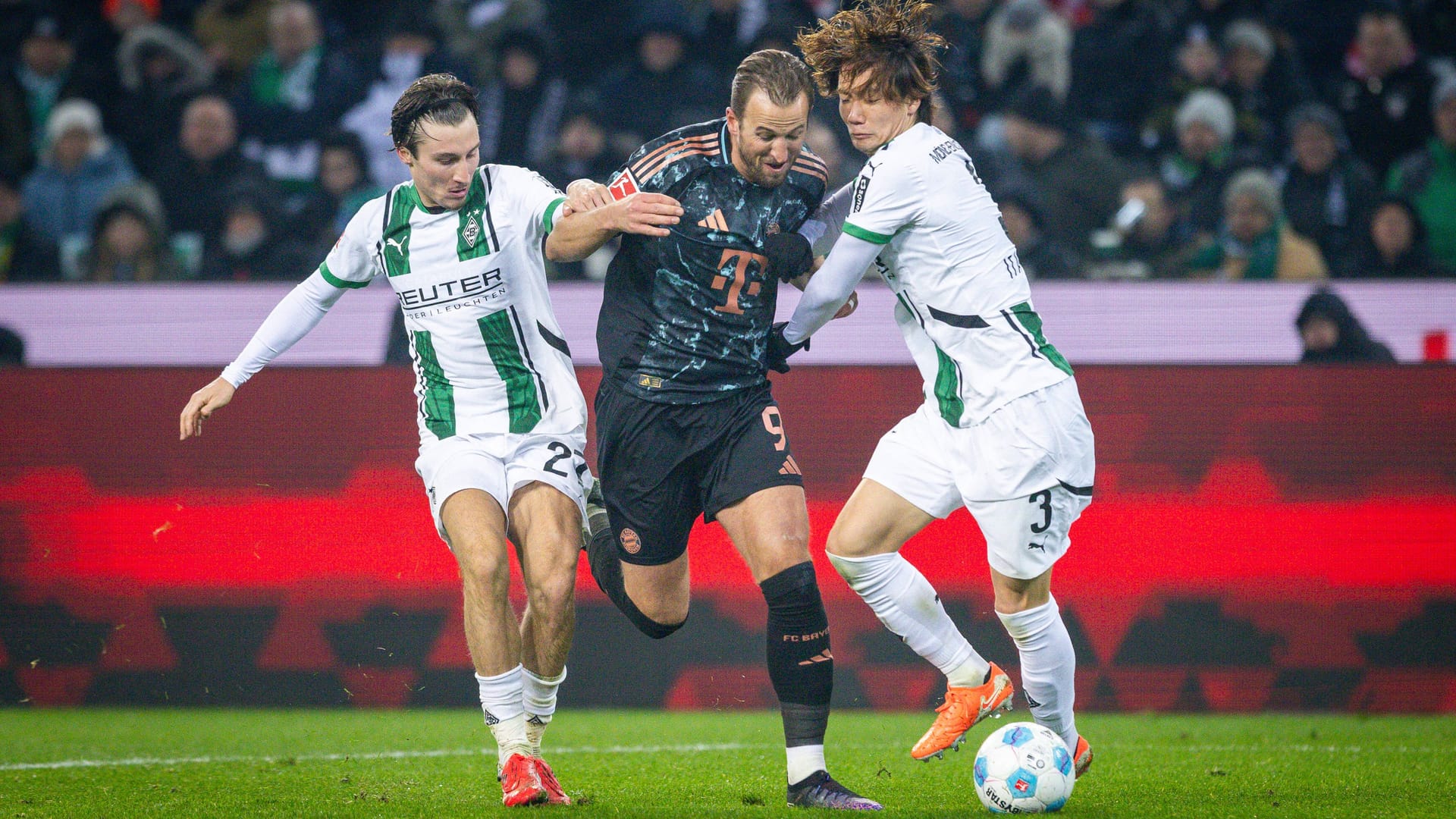 Kommende Saison im selben Team? Gladbachs Itakura (r.) im Zweikampf mit Bayern-Torjäger Harry Kane.