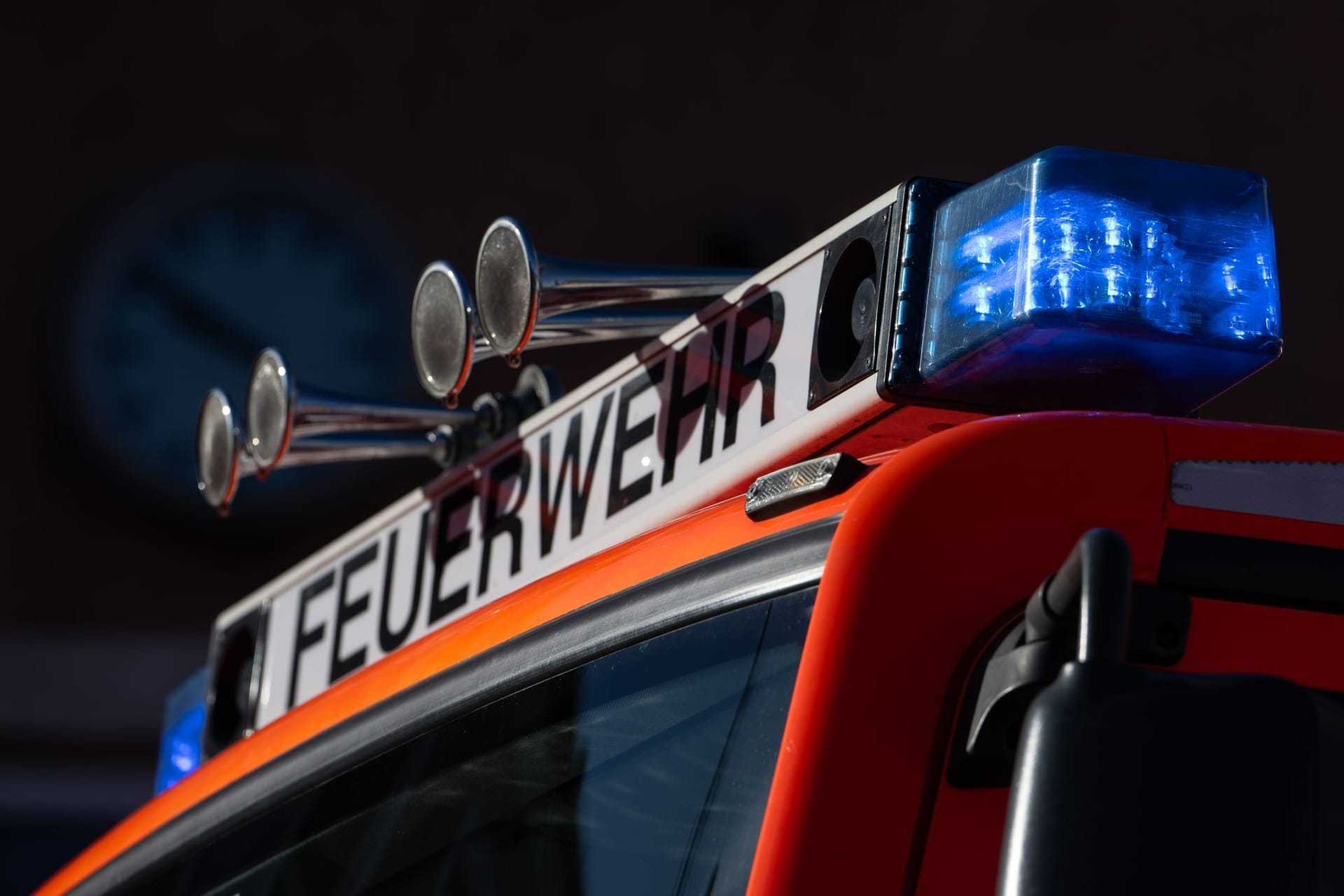 Blaulicht auf einem Einsatzfahrzeug der Feuerwehr (Symbolbild): Die Einsatzkräfte sind vor Ort, um den brennenden Lkw-Anhänger zu löschen.
