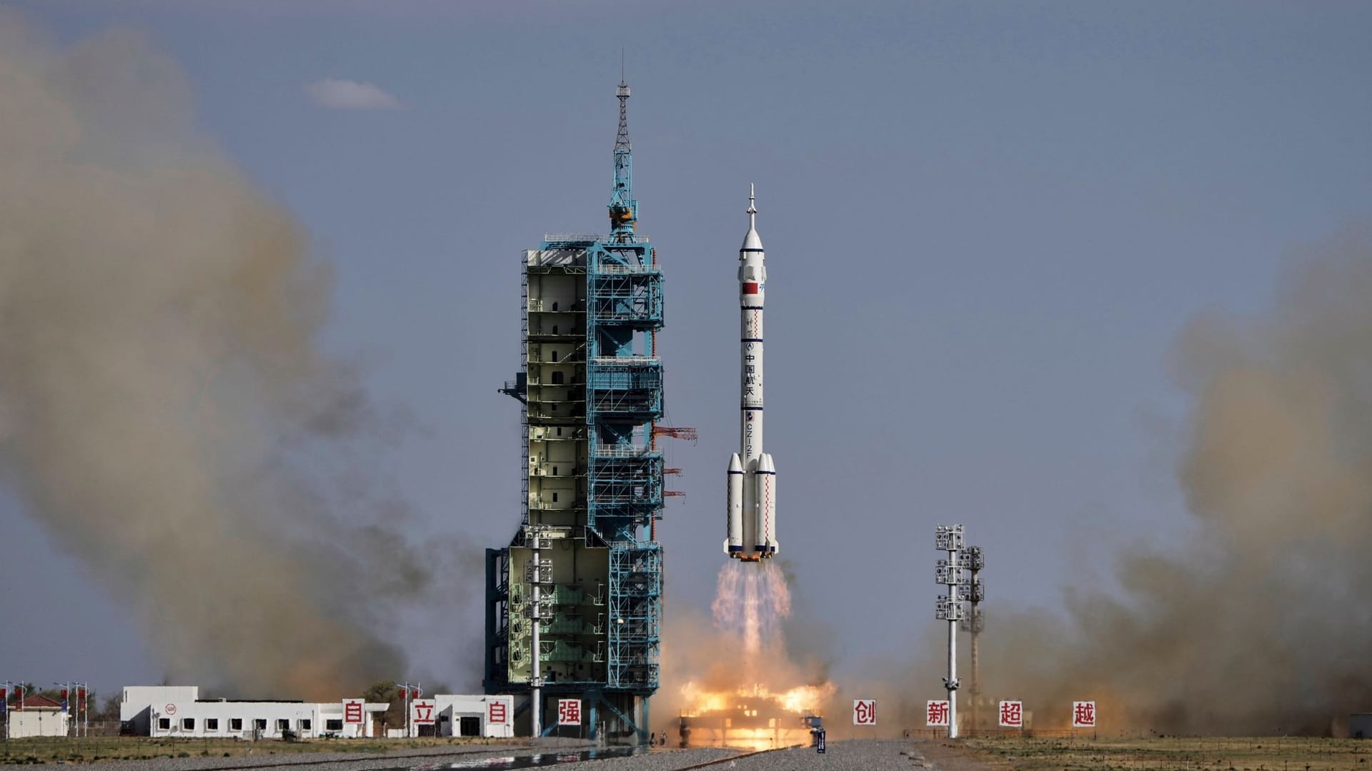 Drei chinesische Astronauten starten ins All Drei chinesische Astronauten starten ins All