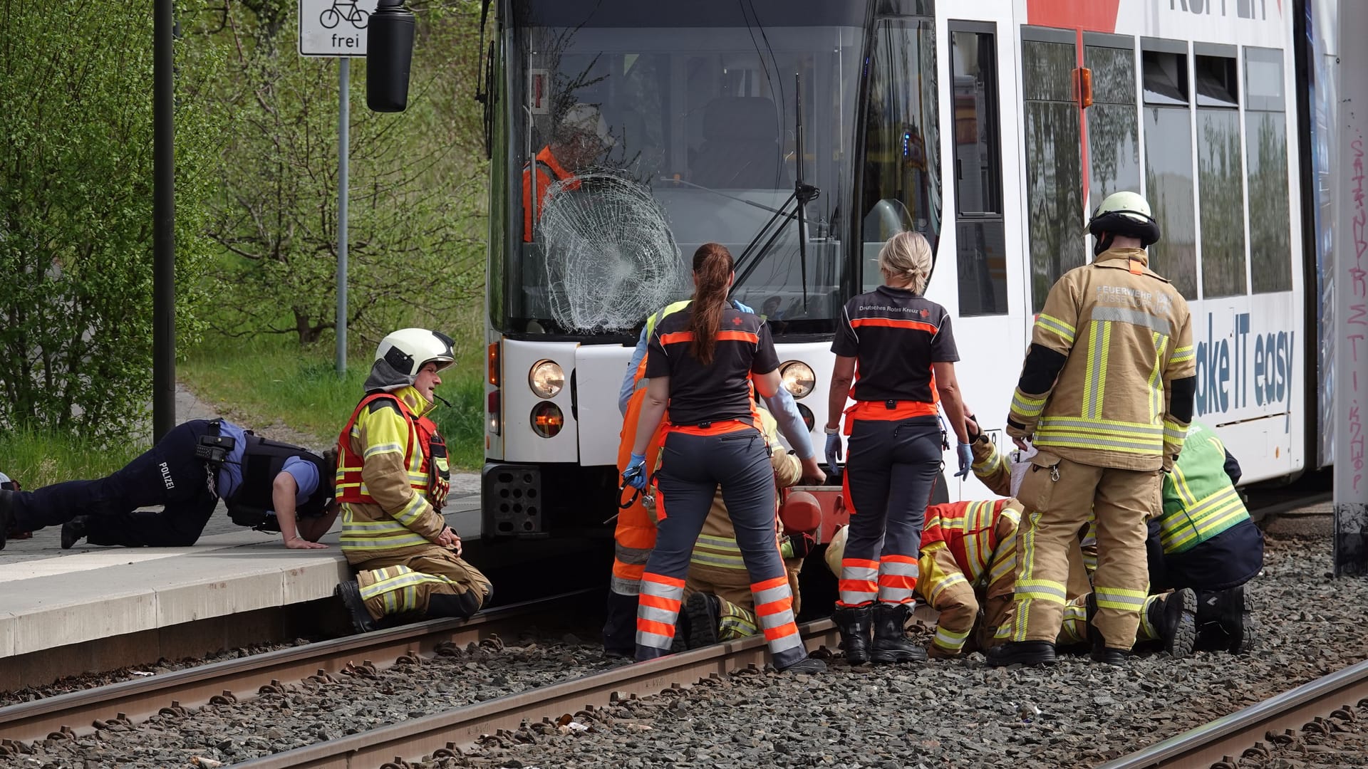 Rettungskräfte bergen die verstorbene Frau am Unfallort.