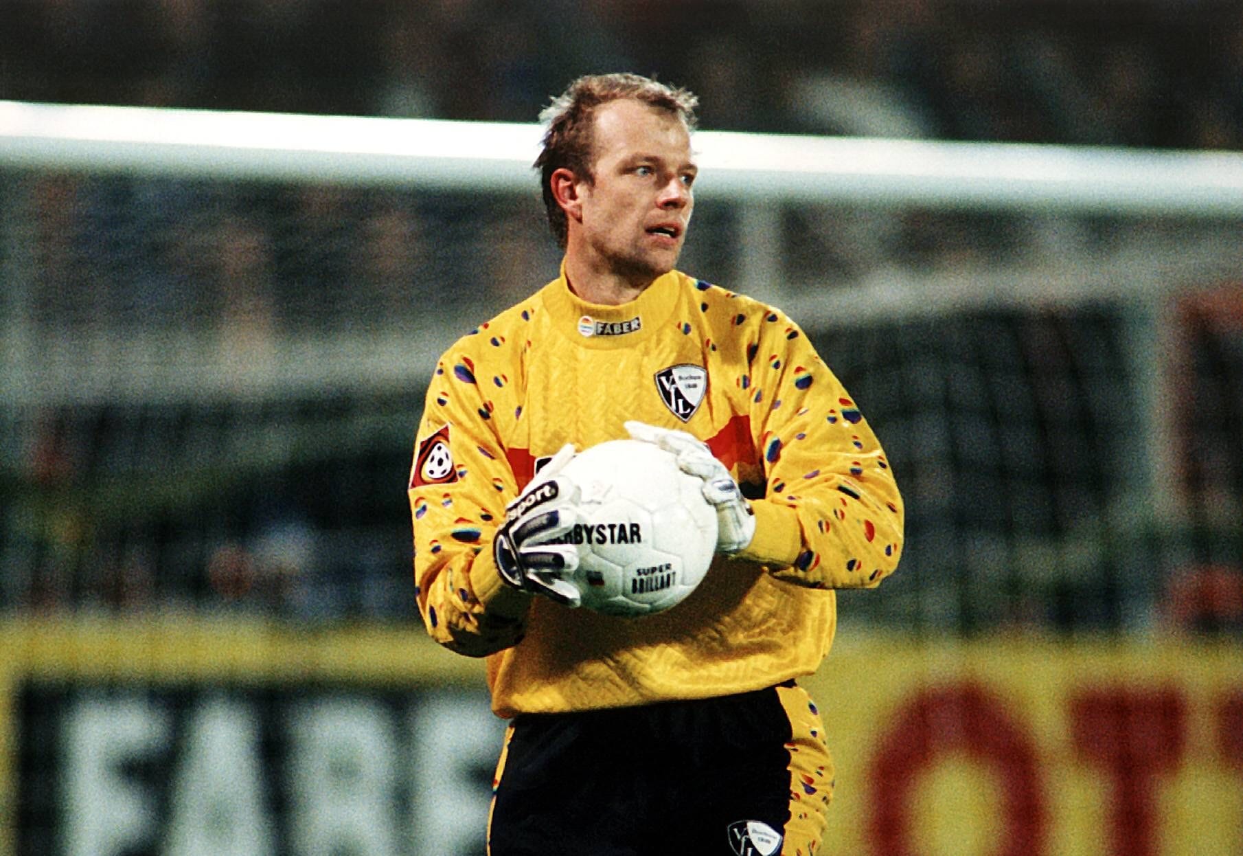 Papa Thomas Ernst in der Saison 1997/98 im Trikot des VfL Bochum. Beim Ruhrpottklub arbeitete er später noch als Sportlicher Leiter.