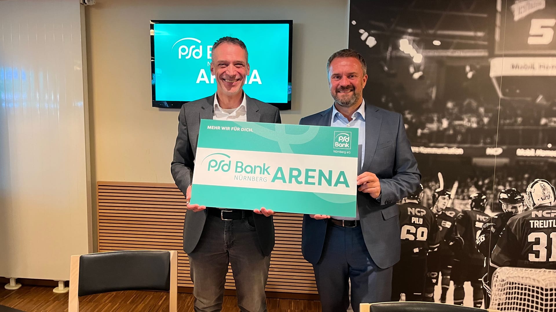 Jürgen Fottner (l) von der Arena und der Vorstandsvorsitzende der PSD Bank Helmut Hollweck (r) bei der Präsentation des Logos: Der Sponsoringvertrag sei in Rekordzeit ausgehandelt worden.