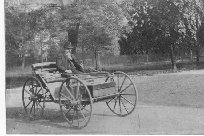 Andreas Flocken und sein Elektroauto, wahrscheinlich um 1892.