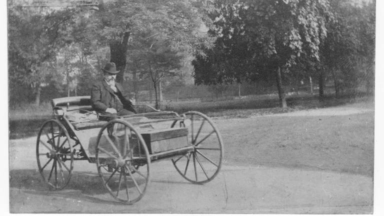 Andreas Flocken und sein Elektroauto, wahrscheinlich um 1892. Andreas Flocken und sein Elektroauto, wahrscheinlich um 1892.