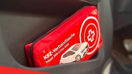 In jedem Fahrzeug sollte sich ein KFZ-Verbandkasten befinden.