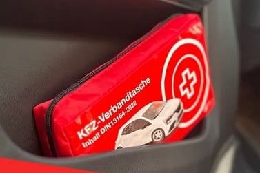 In jedem Fahrzeug sollte sich ein KFZ-Verbandkasten befinden.