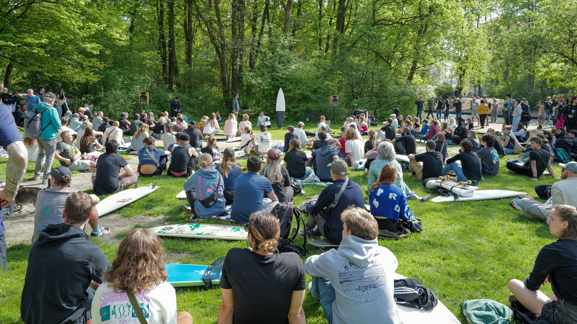 Viele Surferinnen und Surfer sind am Sonntagnachmittag an den Eisbach gekommen, um der verstorbenen Surferin zu gedenken.