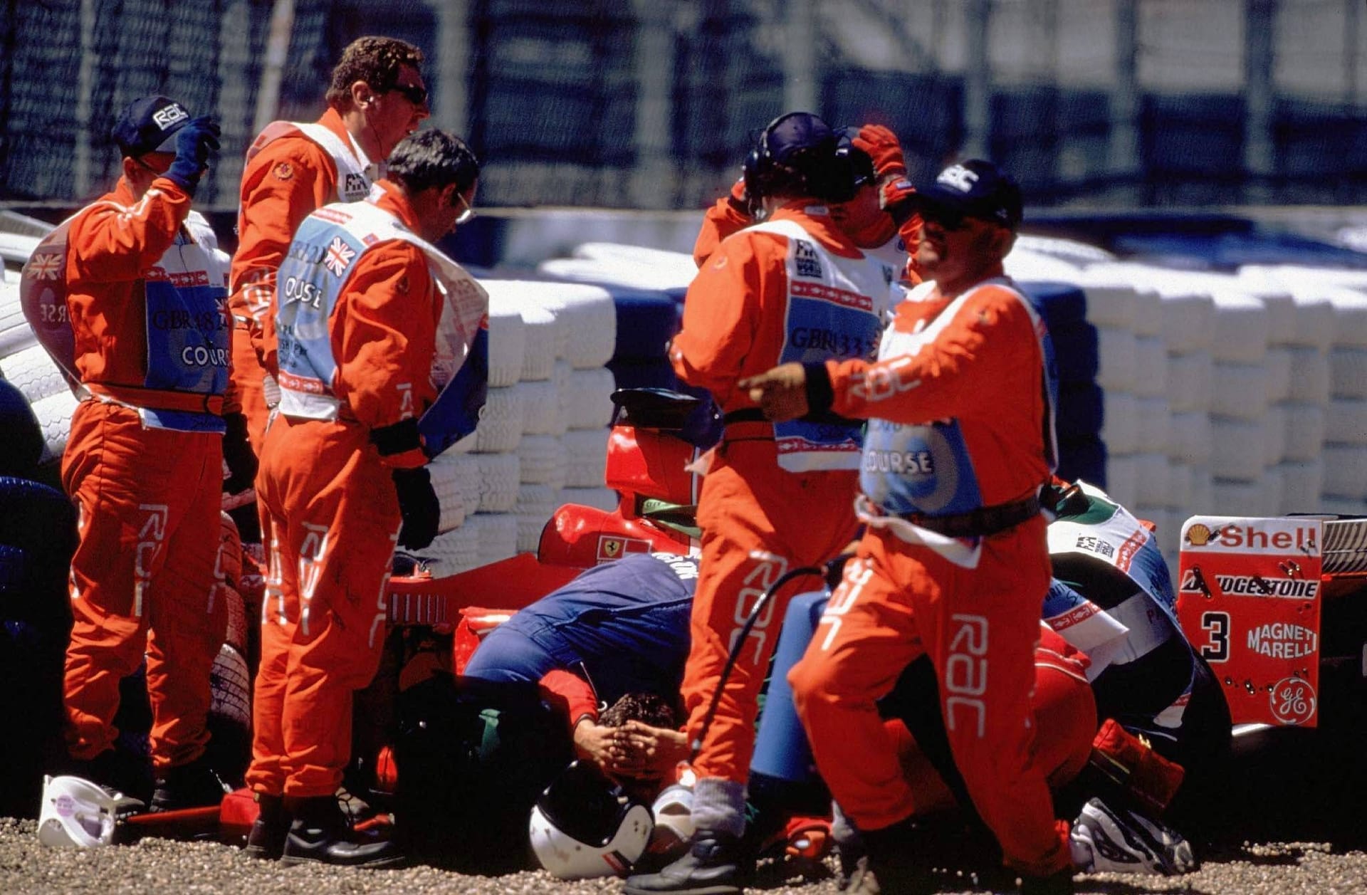 Der große Schreck: Beim Rennen im englischen Silverstone im Jahr 1999 versagt die Bremse an Schumachers Ferrari und er schlägt mit hoher Geschwindigkeit in den Reifenstapeln ein. Schumacher bricht sich das Bein und verpasst sechs Rennen. Das Ende seiner Titelhoffnungen. Der große Schreck: Beim Rennen im englischen Silverstone im Jahr 1999 versagt die Bremse an Schumachers Ferrari und er schlägt mit hoher Geschwindigkeit in den Reifenstapeln ein. Schumacher bricht sich das Bein und verpasst sechs Rennen. Das Ende seiner Titelhoffnungen.