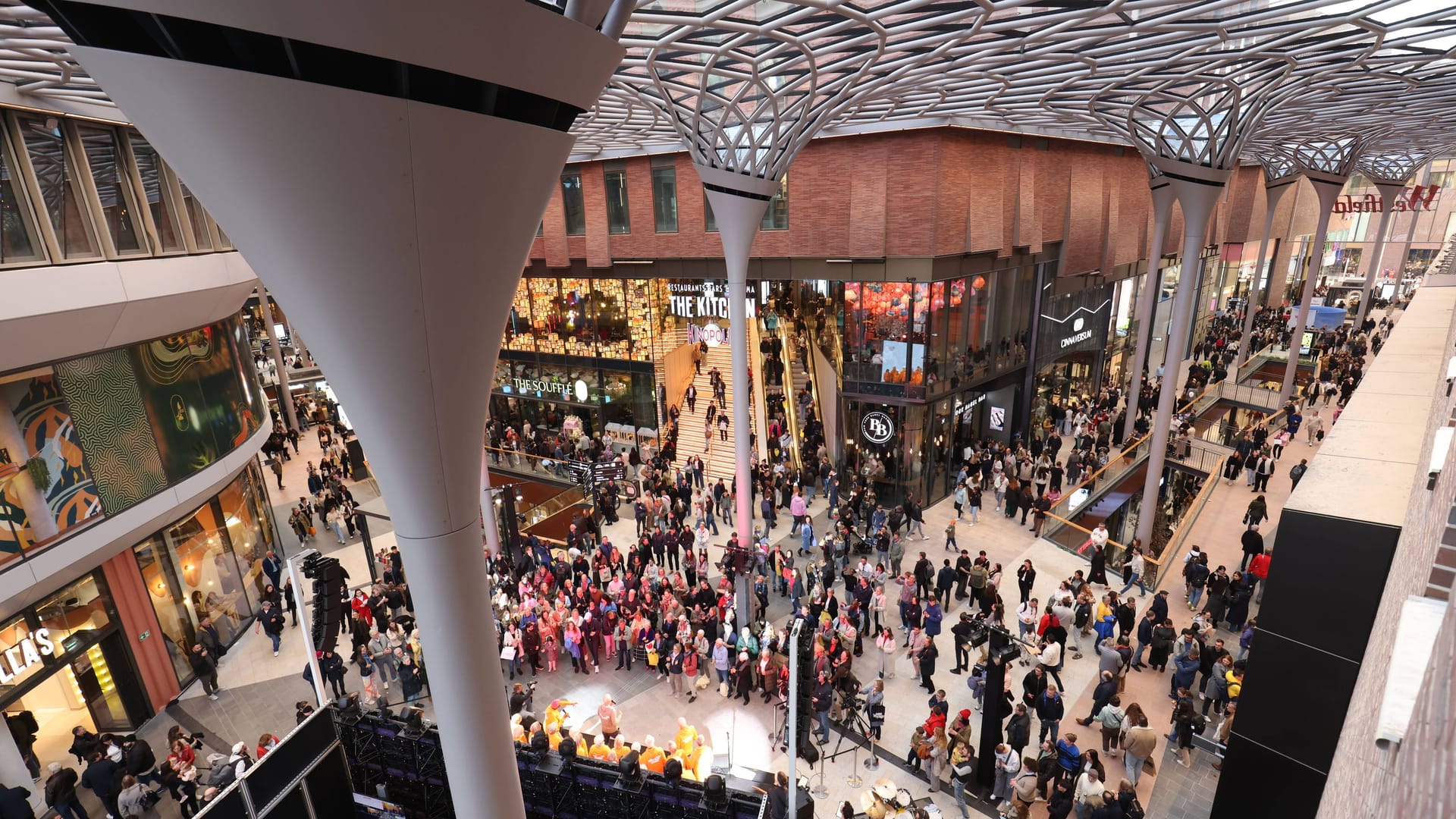 Blick in das Westfield Hamburg-Überseequartier: Blick in das Westfield Hamburg-Überseequartier: