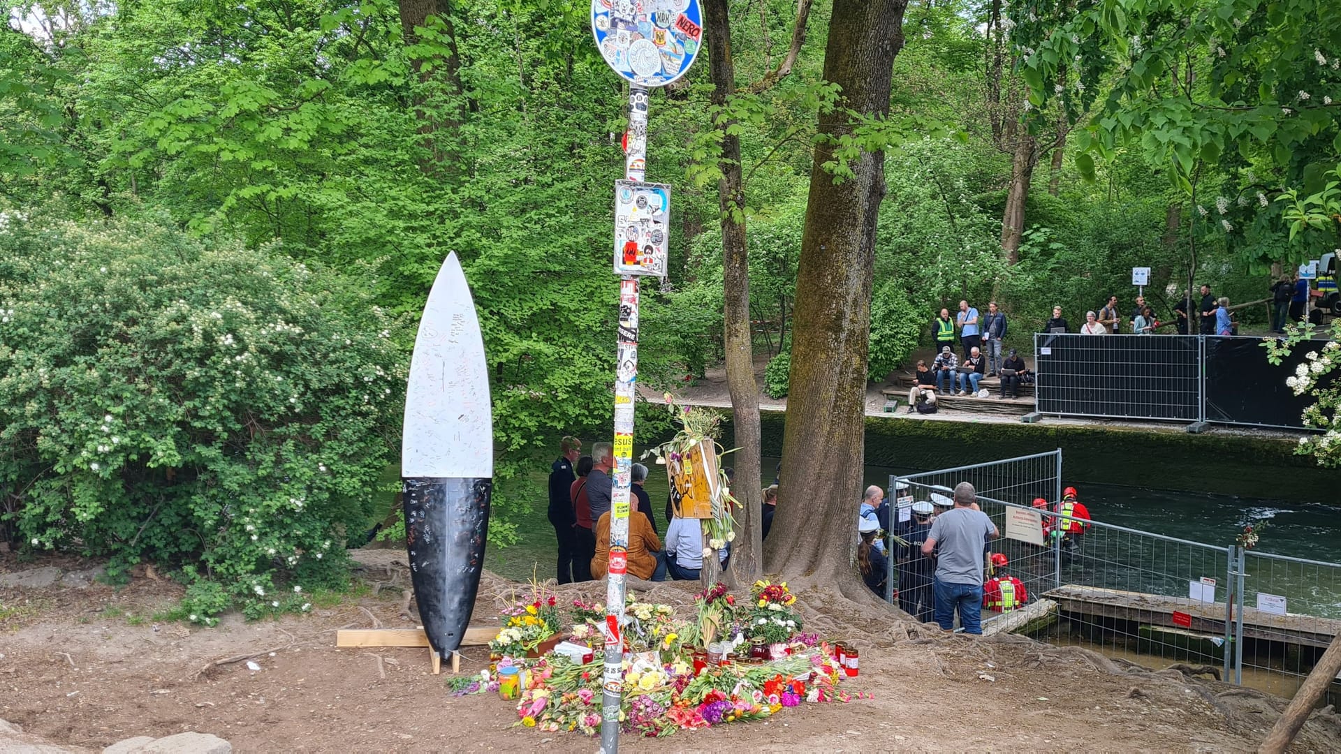 Ort der Trauer: Andere Surfer haben am Eisbach Blumen für die Verstorbene niedergelegt.