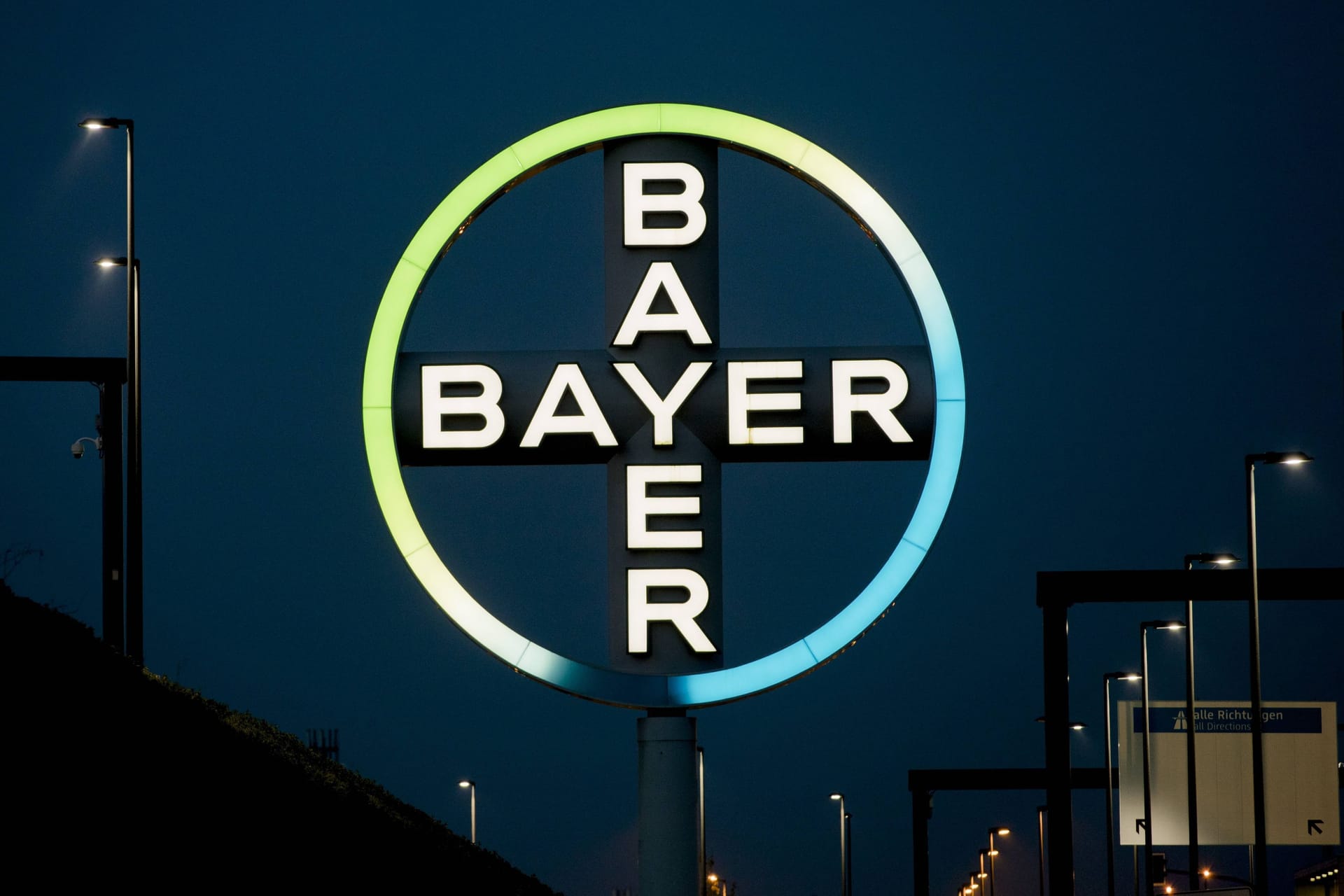 Das leuchtende Bayer-Logo: Bayer-Aktionäre müssen äußerst resilient sein. Das leuchtende Bayer-Logo: Bayer-Aktionäre müssen äußerst resilient sein.