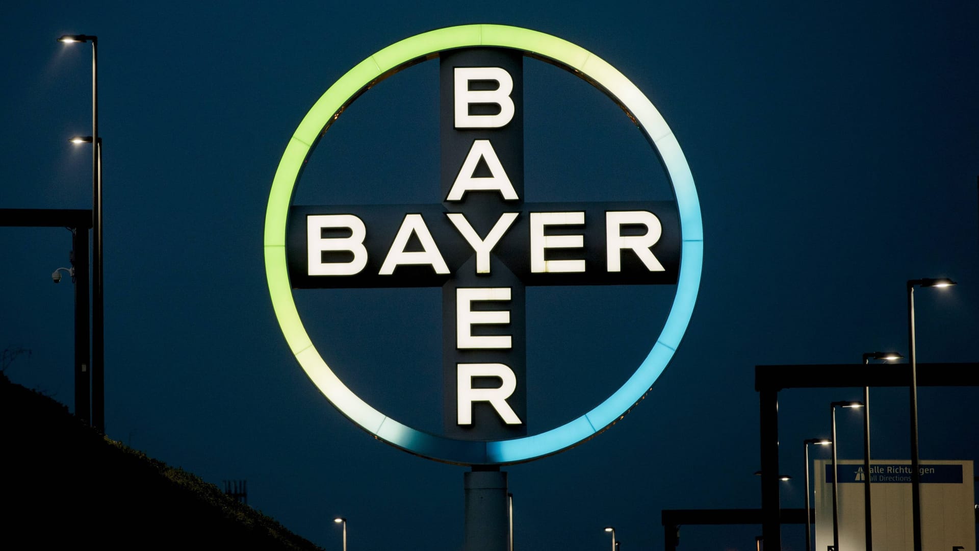 Das leuchtende Bayer-Logo: Bayer-Aktionäre müssen äußerst resilient sein.