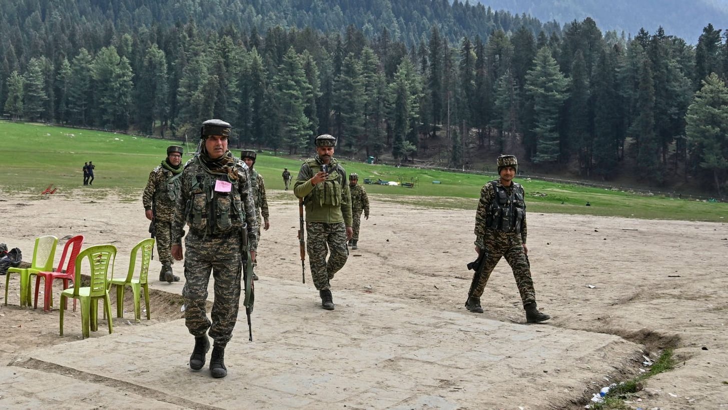 Indische Sicherheitsbeamte inspizieren den Ort in Pahalgam, an dem Militante am Dienstag wahllos das Feuer auf Touristen eröffneten.