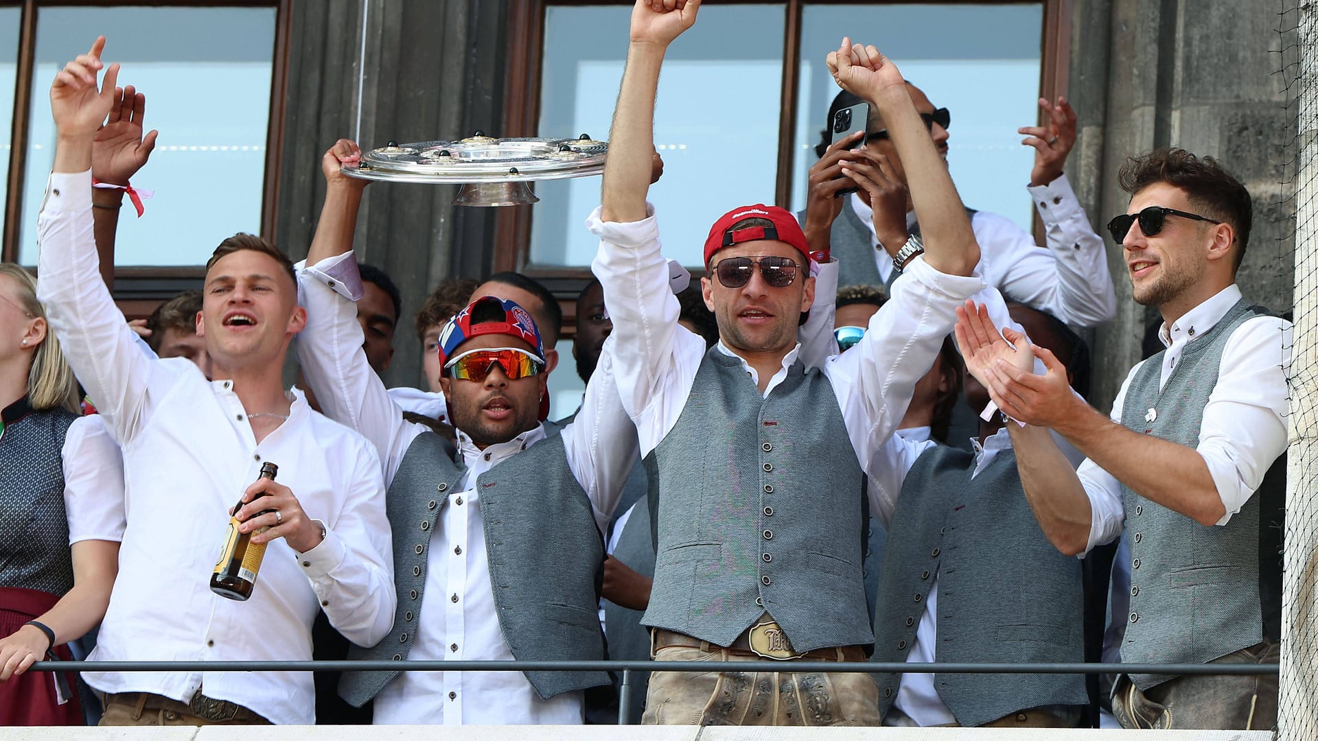 Die Mannschaft des FC Bayern bei der bislang letzten Meisterparty auf dem Rathausbalkon im Jahr 2023 (Archivbild): Wie damals feiert auch diesmal wieder das Frauenteam mit.
