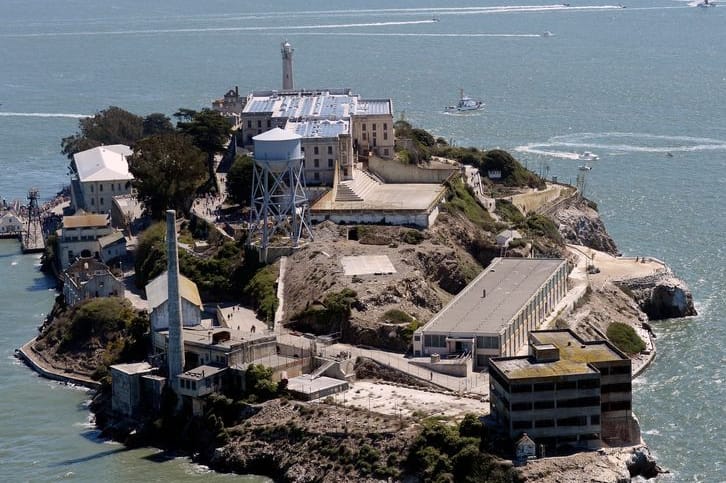 Die Insel Alcatraz mit der Stadt San Francisco im Hintergrund.