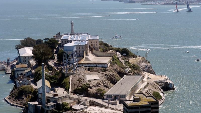 Die Insel Alcatraz mit der Stadt San Francisco im Hintergrund.