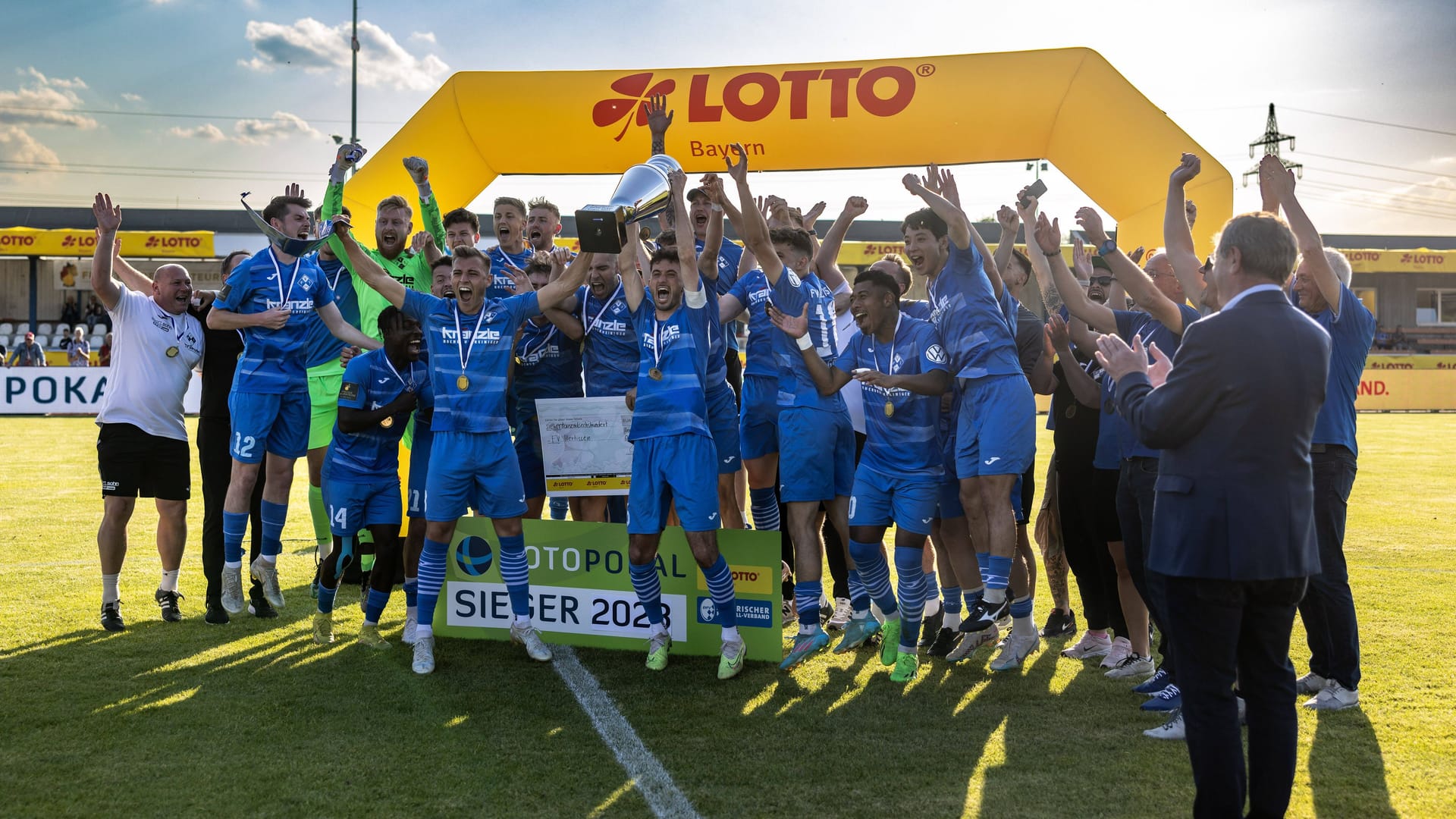 Der FV Illertissen jubelt über den Gewinn des Toto-Pokals 2023 (Archivbild):