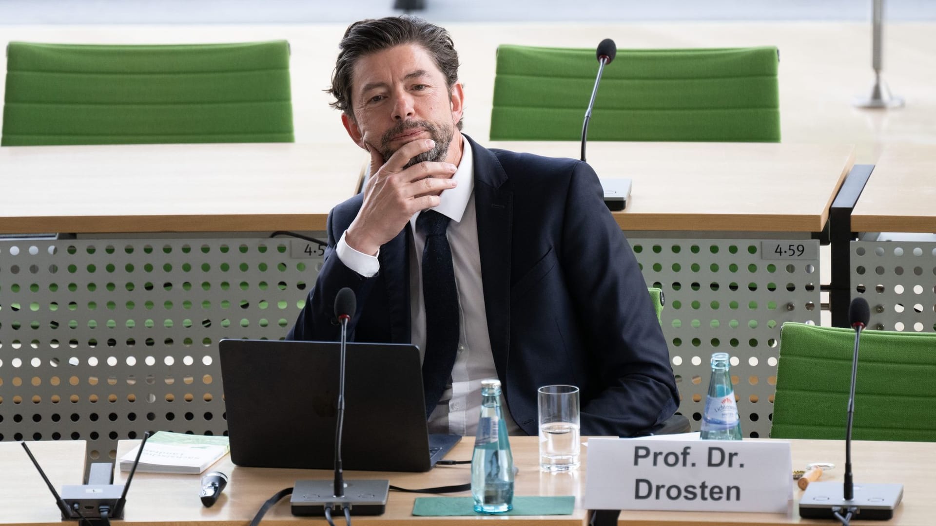 Christian Drosten betonte am Freitag, dass er als Virologe nicht dafür zuständig sei, ökonomische oder psychologische Aspekte während einer Pandemie abzuwägen – genauso wenig wie politische Abwägungsentscheidungen.