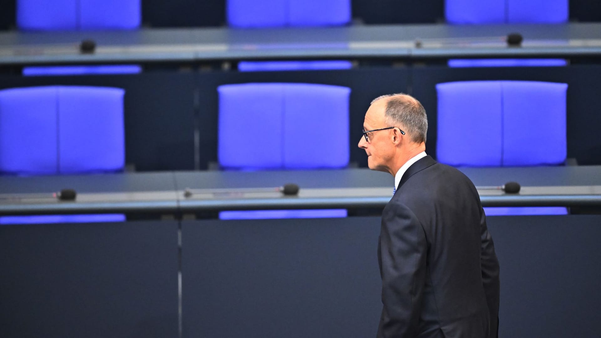 Friedrich Merz im sich leerenden Bundestag: Am Dienstag wird er wohl nicht mehr zum Kanzler gewählt.