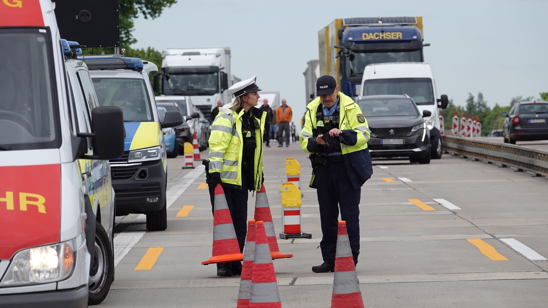 Einsatz zwischen dem Dreieck Nossen und der Anschlussstelle Wilsdruff: LKW-Bergungen sind immer aufwändig. Einsatz zwischen dem Dreieck Nossen und der Anschlussstelle Wilsdruff: LKW-Bergungen sind immer aufwändig.
