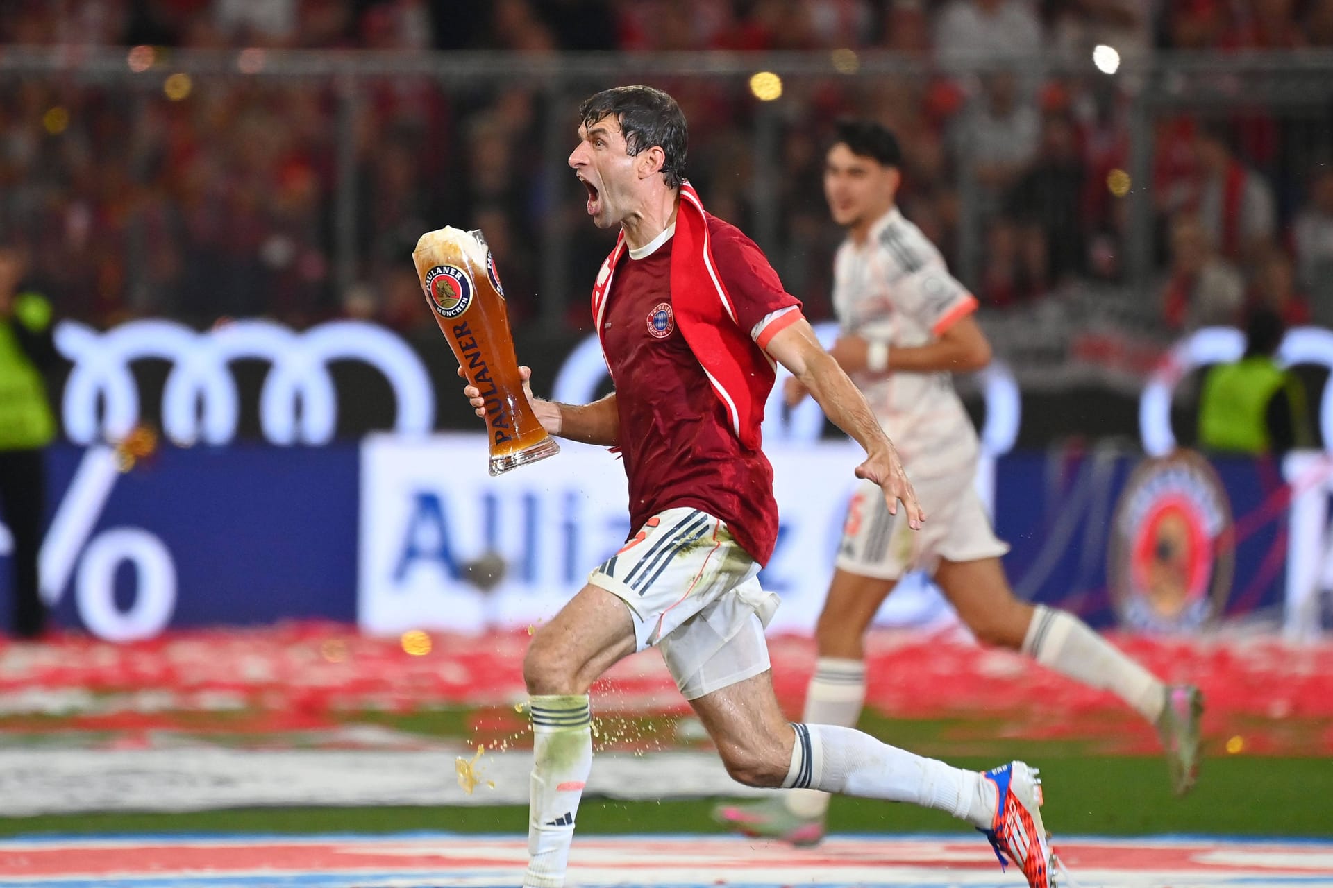Thomas Müller im Jubelsprint mit dem traditionellen Weißbier: Sein letztes Heimspiel war gleichzeitig die Meisterfeier des FC Bayern.