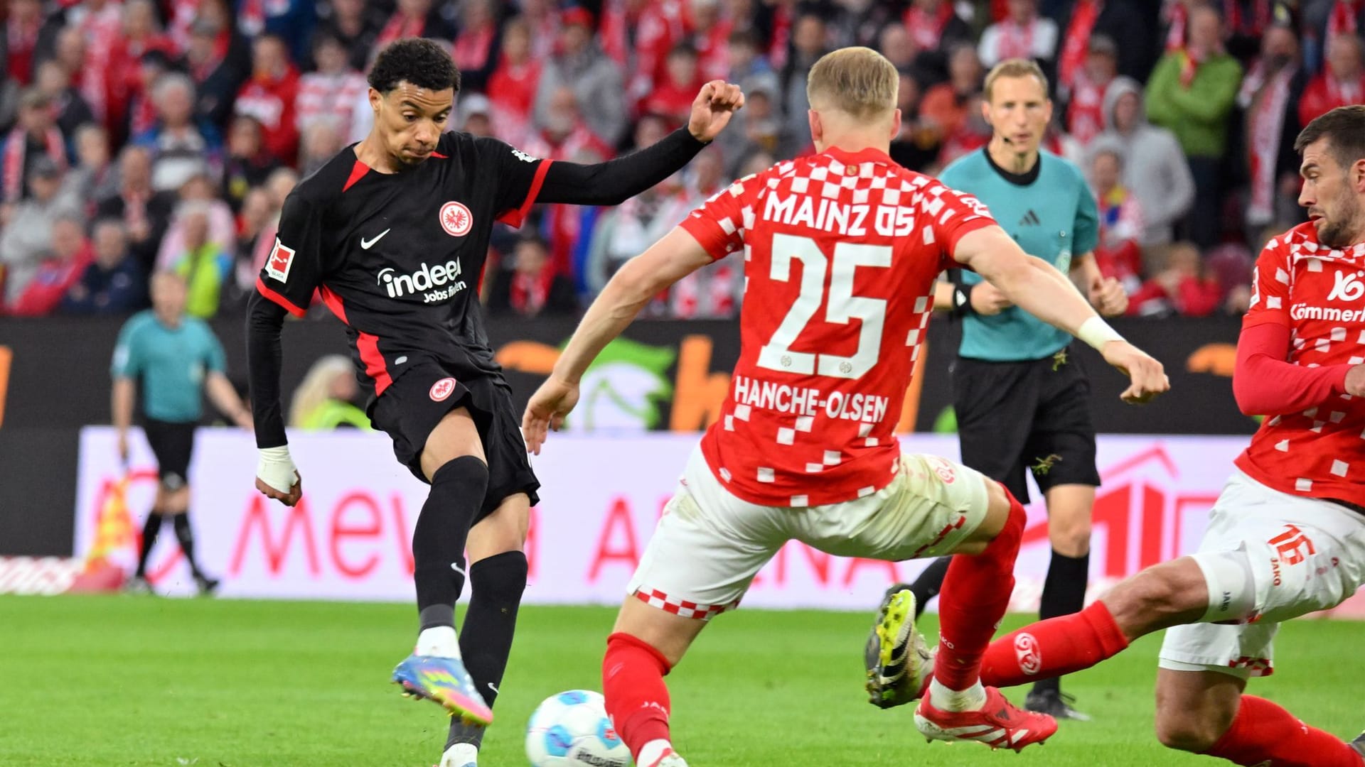 Hugo Ekitiké (l.): Frankfurts Stürmer brachte den Ball gegen Mainz nicht im Tor unter.